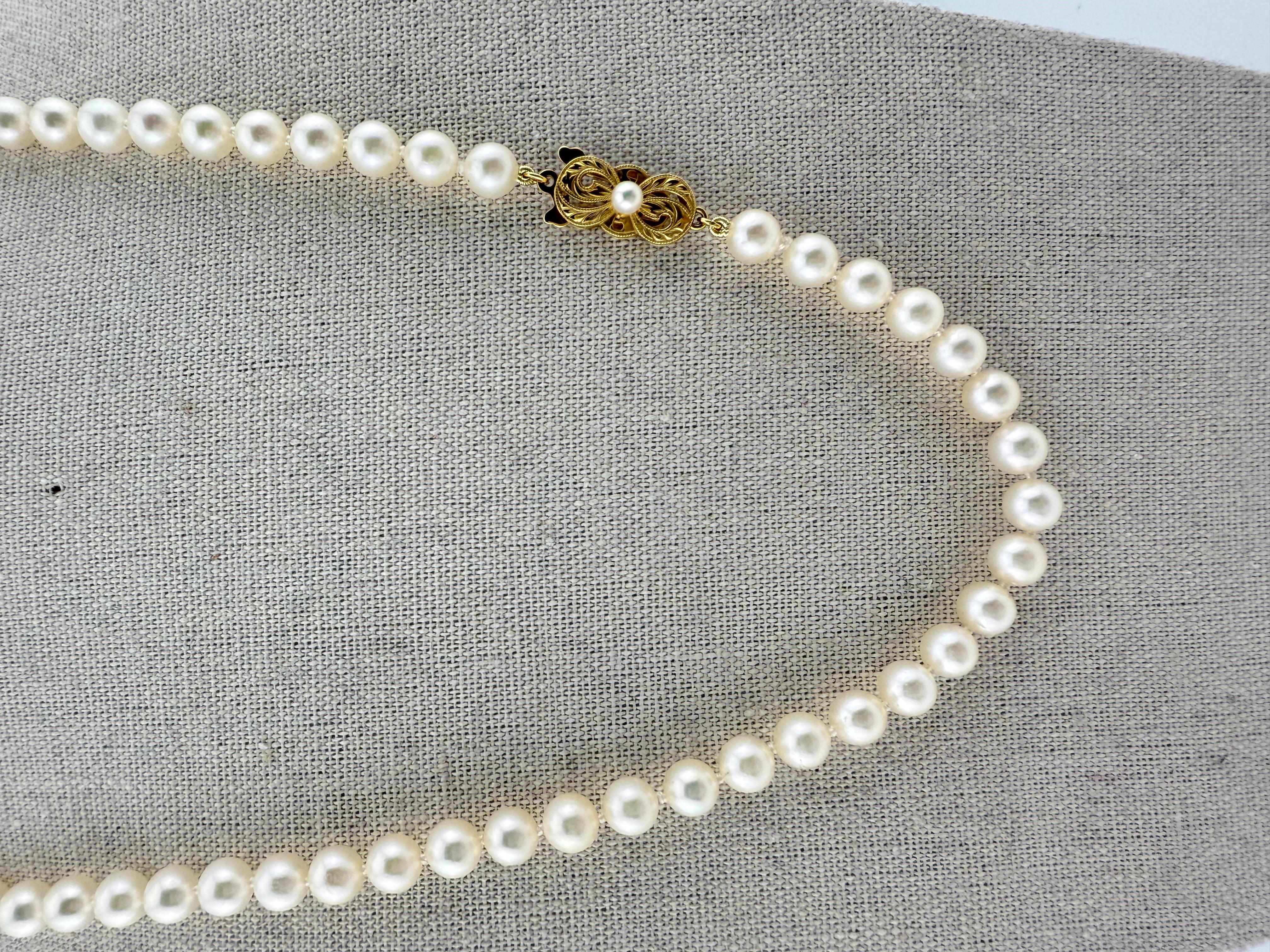 Collar de perlas Mikimoto de 30 pulgadas
Estilo: Filamento
Metal: Oro amarillo de 18 quilates
Tamaño: 6 - 6,5 mm Perlas Akoya
Longitud:  30' Pulgadas
Sello: M ( Firma Mikimoto )  750 en la parte posterior del cierre
Incluye: Caja elegante - Tasación