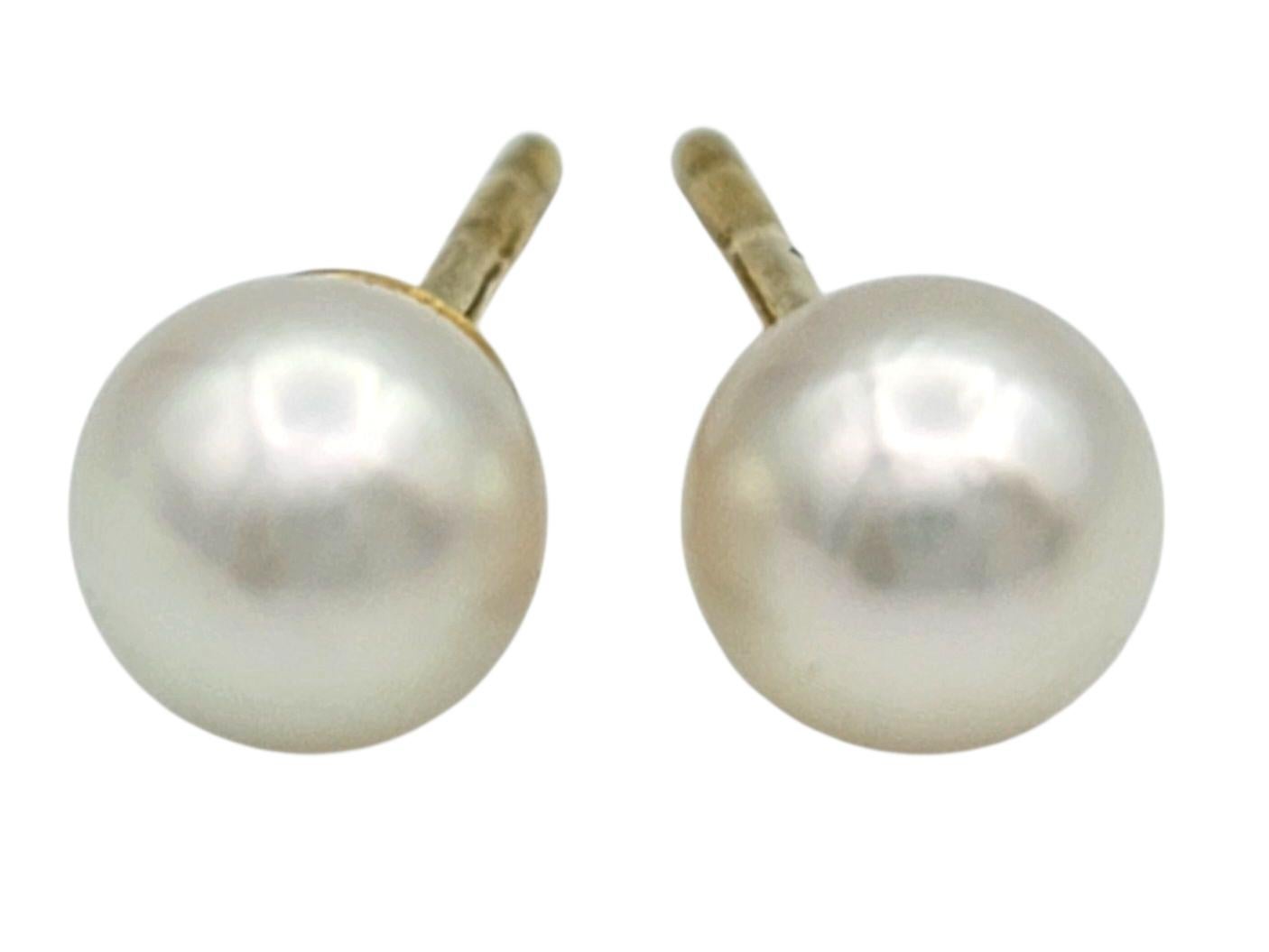 Taglio rotondo Orecchini con perle coltivate Akoya di Mikimoto da 5 mm in oro giallo da 18 carati in vendita