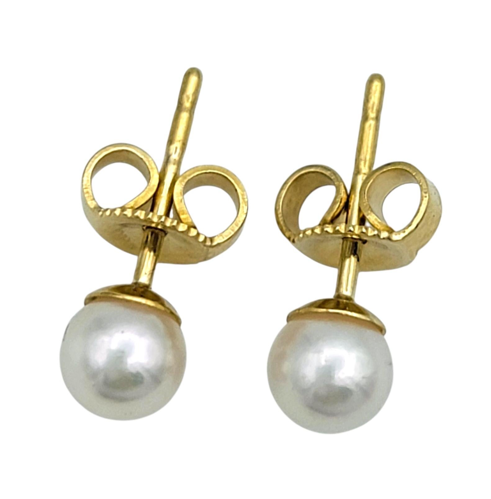 da uomo o donna Orecchini con perle coltivate Akoya di Mikimoto da 5 mm in oro giallo da 18 carati in vendita