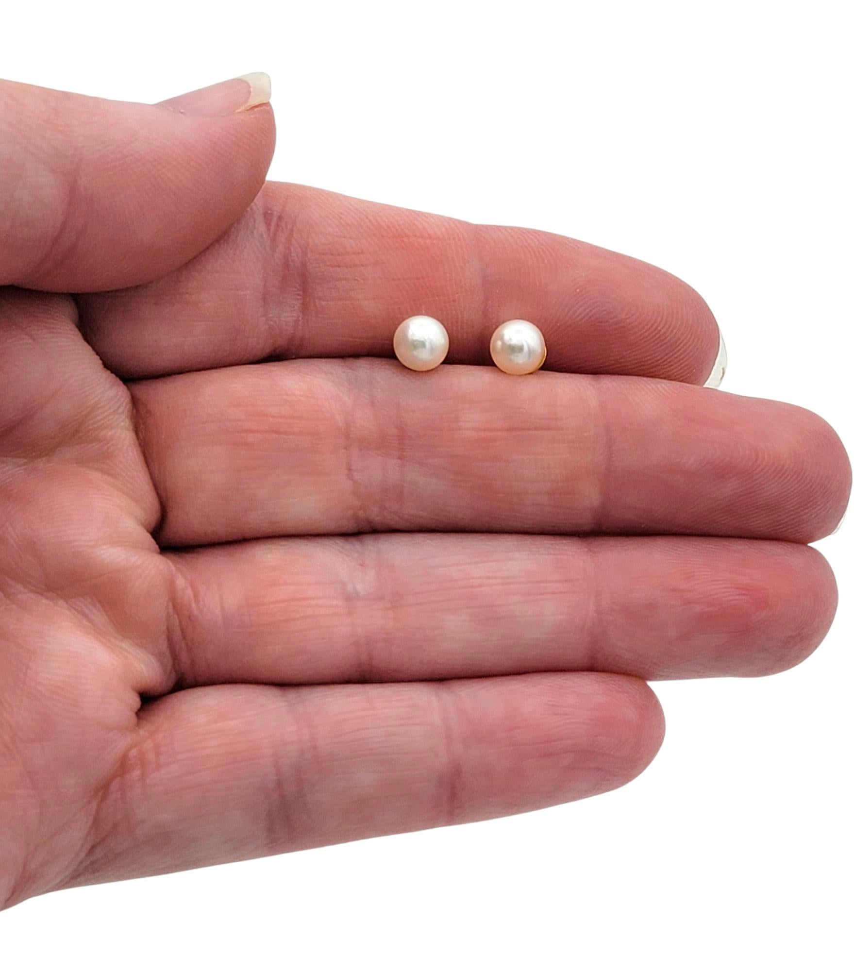 Orecchini con perle coltivate Akoya di Mikimoto da 5 mm in oro giallo da 18 carati in vendita 1