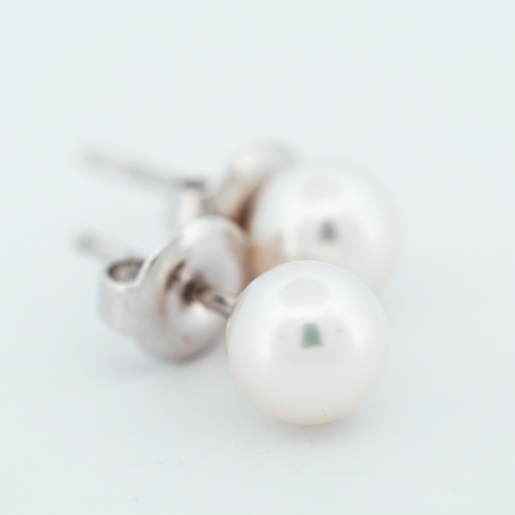 Mikimoto 6 mm Akoya Pearl Post Earrings 18k White Gold In Good Condition In Kobe, Hyogo
