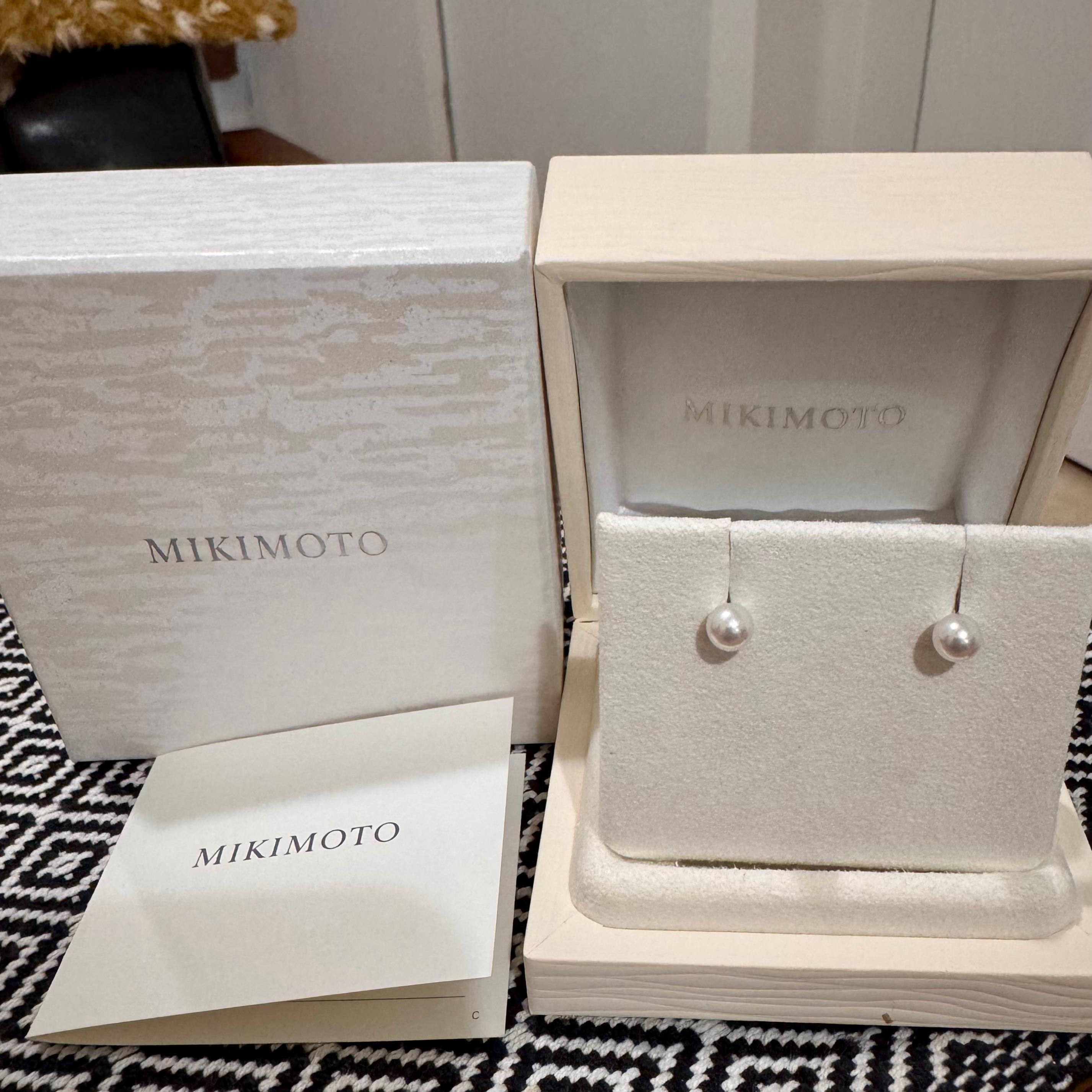 Articolo: Autentici orecchini a perla Akoya di Mikimoto
A. Stone: 6 mm, Perla Akoya 6 mm
Metallo: Oro bianco 18 carati
Peso: 1,6 grammi (totale)
Condizioni: Usato
Prezzo al dettaglio: ---
Firme: MIKIMOTO, K18
Accessori: Scatola, biglietto

Questi