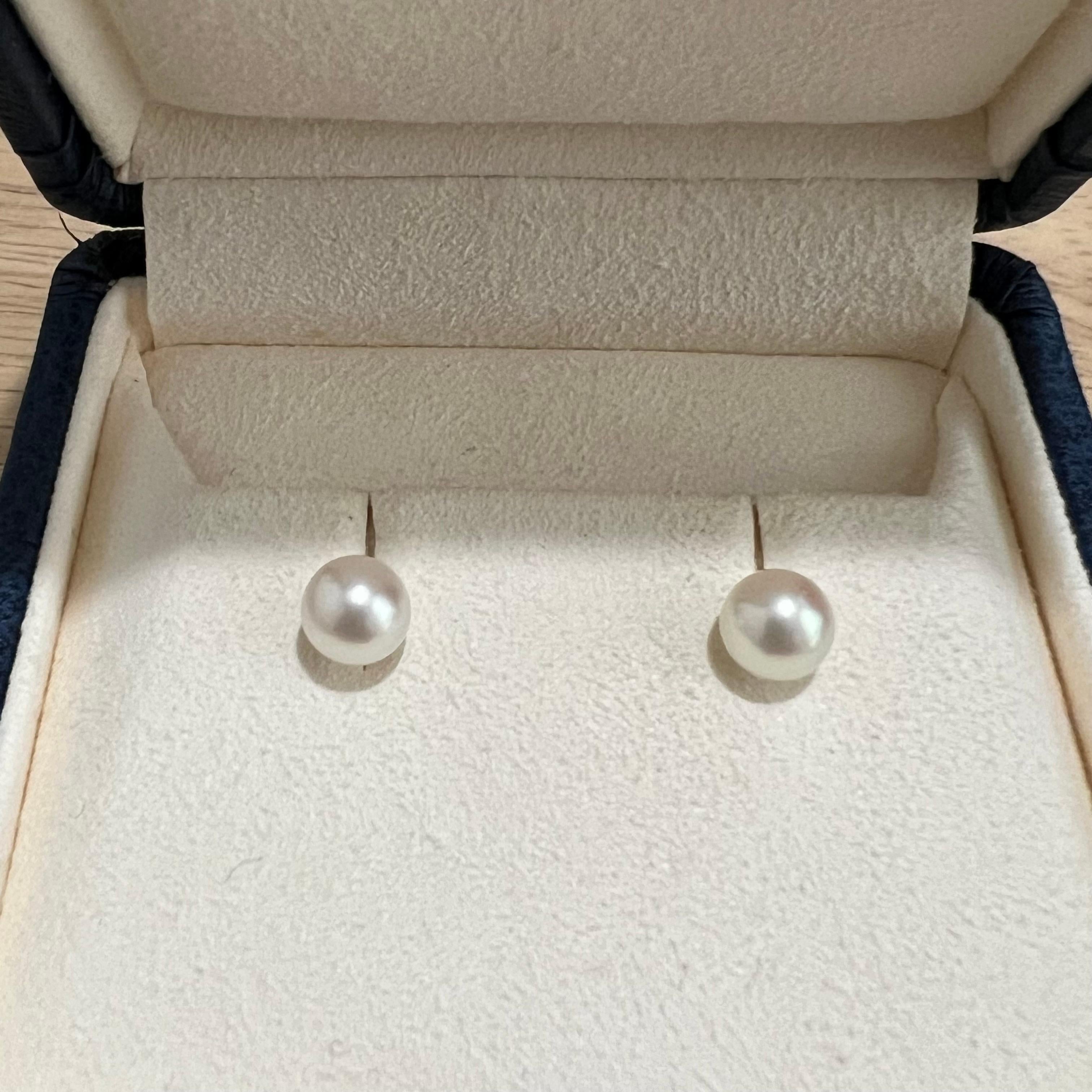 Item: Authentic Mikimoto Akoya Pearl Post Earrings
Stones: 6.5 mm Akoya Pearl
Metal: 18K White Gold
Measurement: 0.65 cm
Weight: 1.8 Grams (total)
Condition: Used
Retail Price: ---
Signatures: MIKIMOTO, K18
Accessories: Box (as shown in the