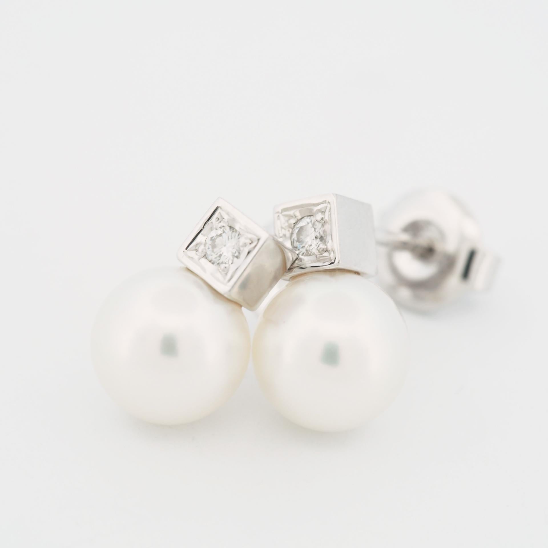 Item: Mikimoto Akoya Pearl Post Earrings
Stones: 7.25mm Akoya Pearl / Diamond (0.02ct × 2)
Metal: 18K White Gold
Measurement: 1.0 cm
Weight: 3.2 Grams (total)
Condition: Used (repolished)
Retail Price: ---
Signatures: MIKIMOTO, K18
Accessories: