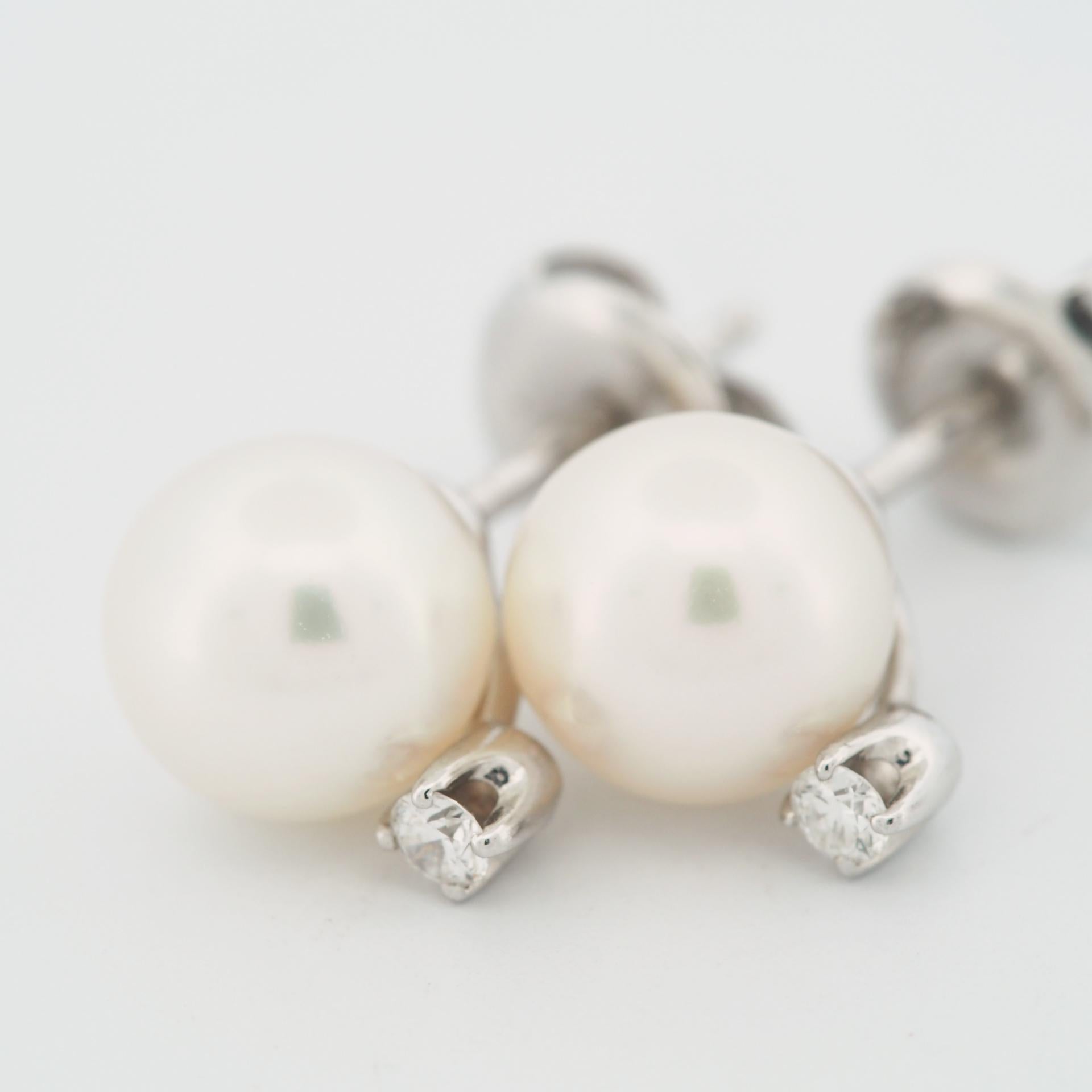 Item: Mikimoto Akoya Pearl Post Earrings
Stones: 7.25mm Akoya Pearl / Diamond (0.02ct × 2)
Metal: 18K White Gold
Measurement: 1.0 cm
Weight: 2.4 Grams (total)
Condition: Used (repolished)
Retail Price: ---
Signatures: MIKIMOTO, K18
Accessories: