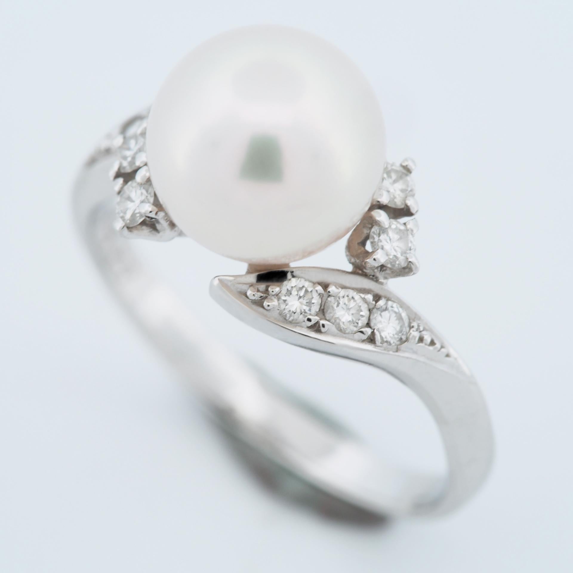 Artikel: Mikimoto Akoya-Perlenring
Steine: 8,2 mm Akoya-Perle / Diamanten
Metall: Platin 900
Ring Größe: US GRÖSSE 5.25 UK GRÖSSE J 3/4
Innendurchmesser: 15.95 mm
Gewicht: 3,8 Gramm 
Zustand: Gebraucht (Sehr gut)
Einzelhandelspreis: