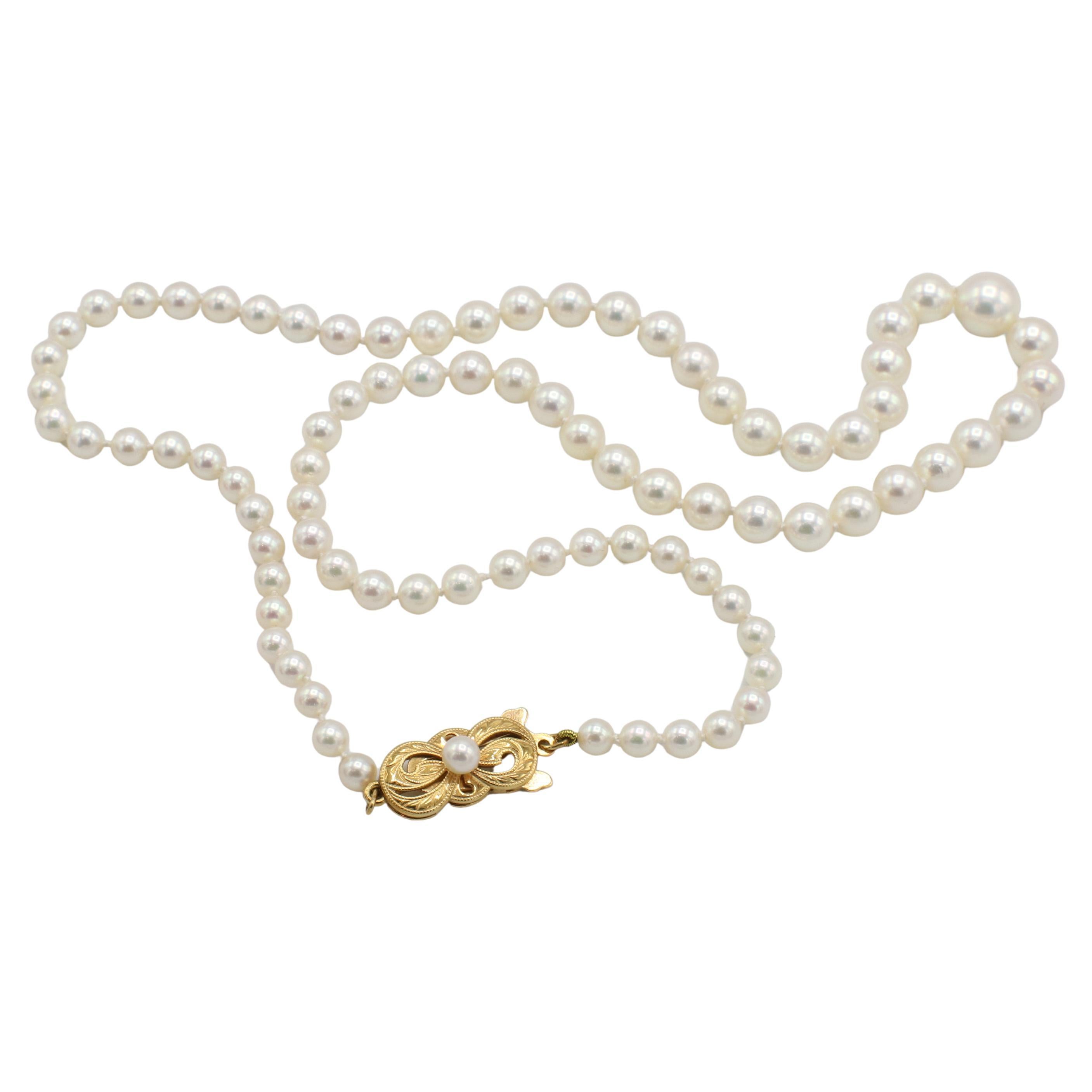 Mikimoto Akoya Zuchtperlenkette mit 18 Karat Goldverschluss und Box (Moderne) im Angebot