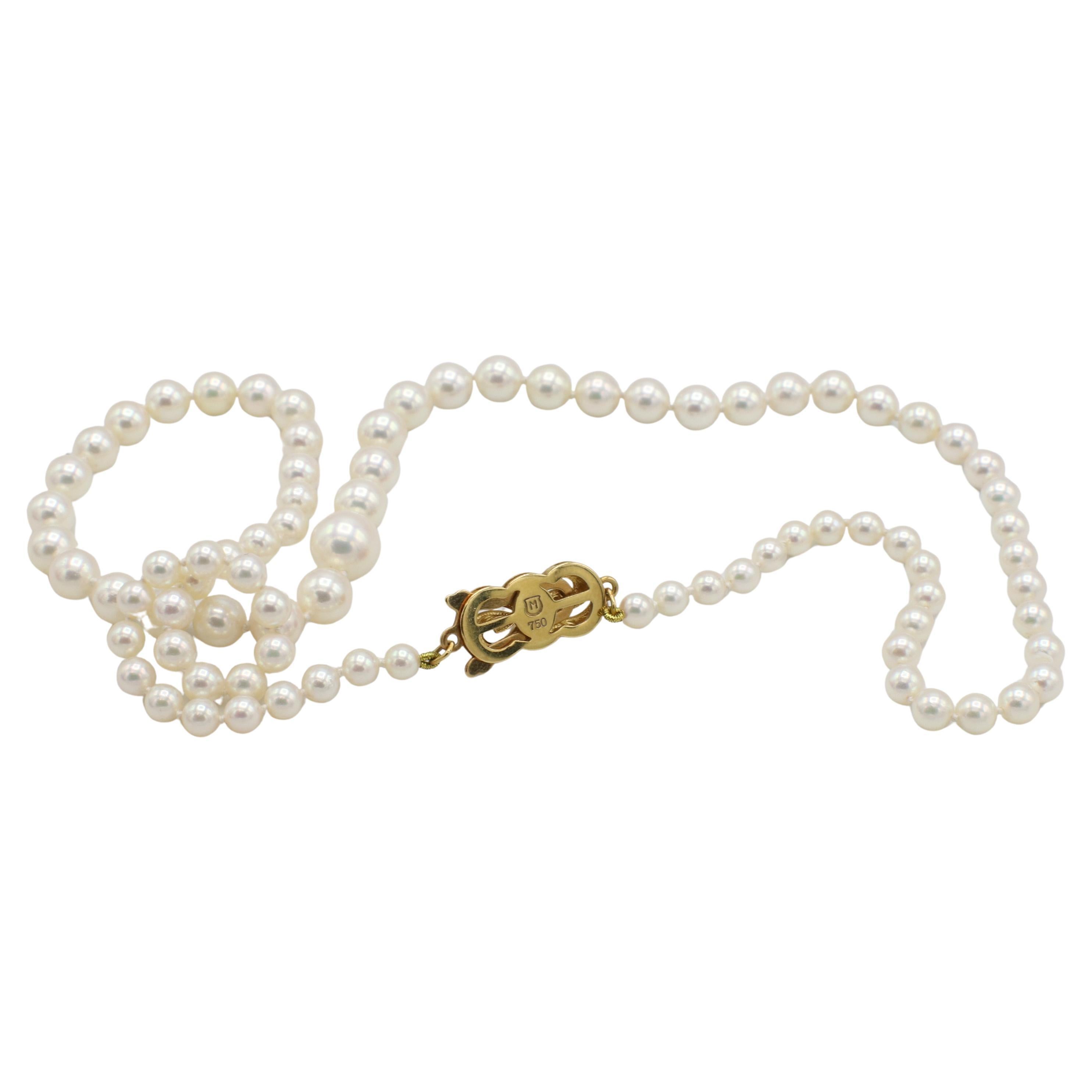 Mikimoto Akoya Zuchtperlenkette mit 18 Karat Goldverschluss und Box (Perle) im Angebot