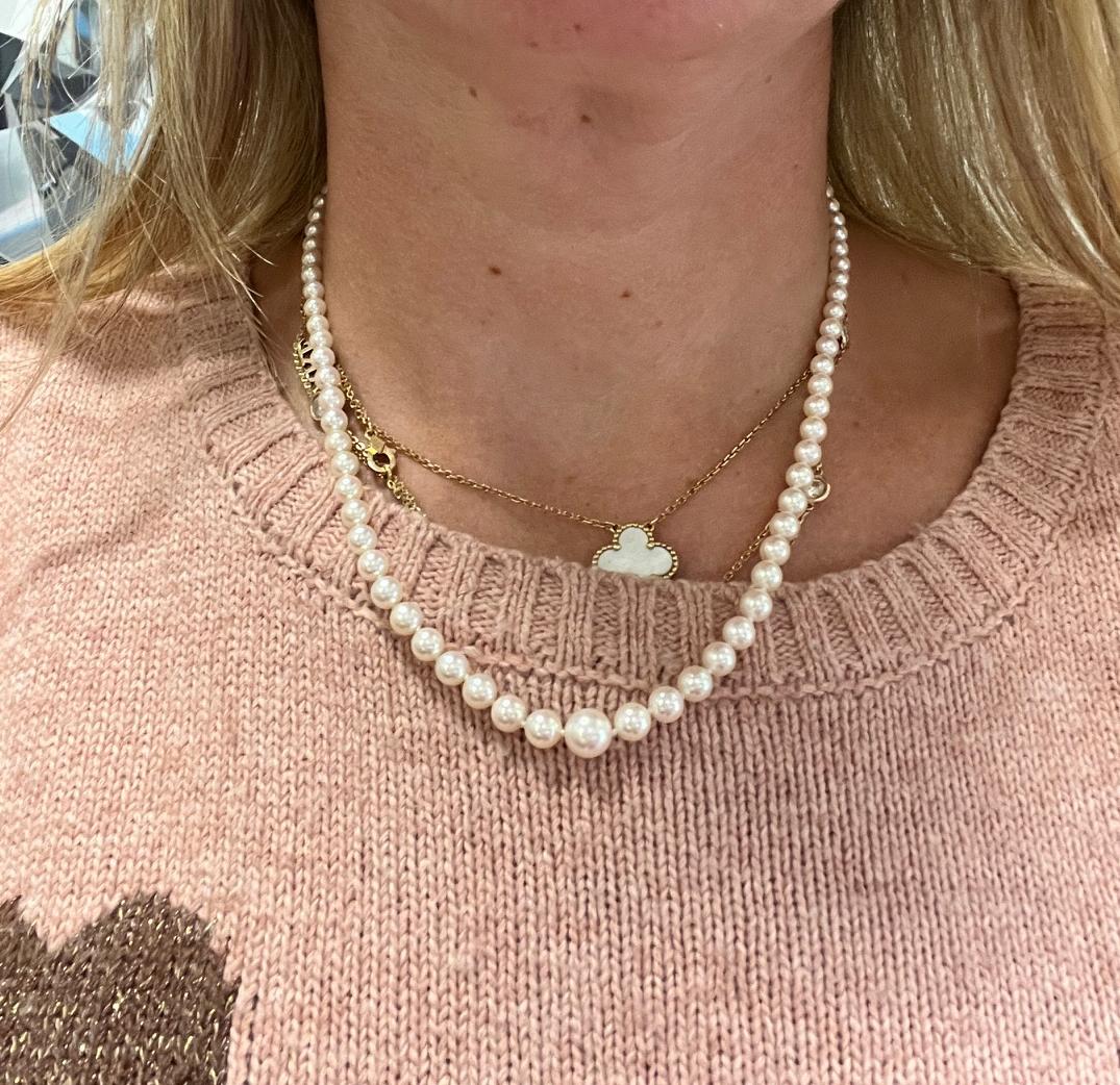 Mikimoto Akoya Zuchtperlenkette mit 18 Karat Goldverschluss und Box Damen im Angebot