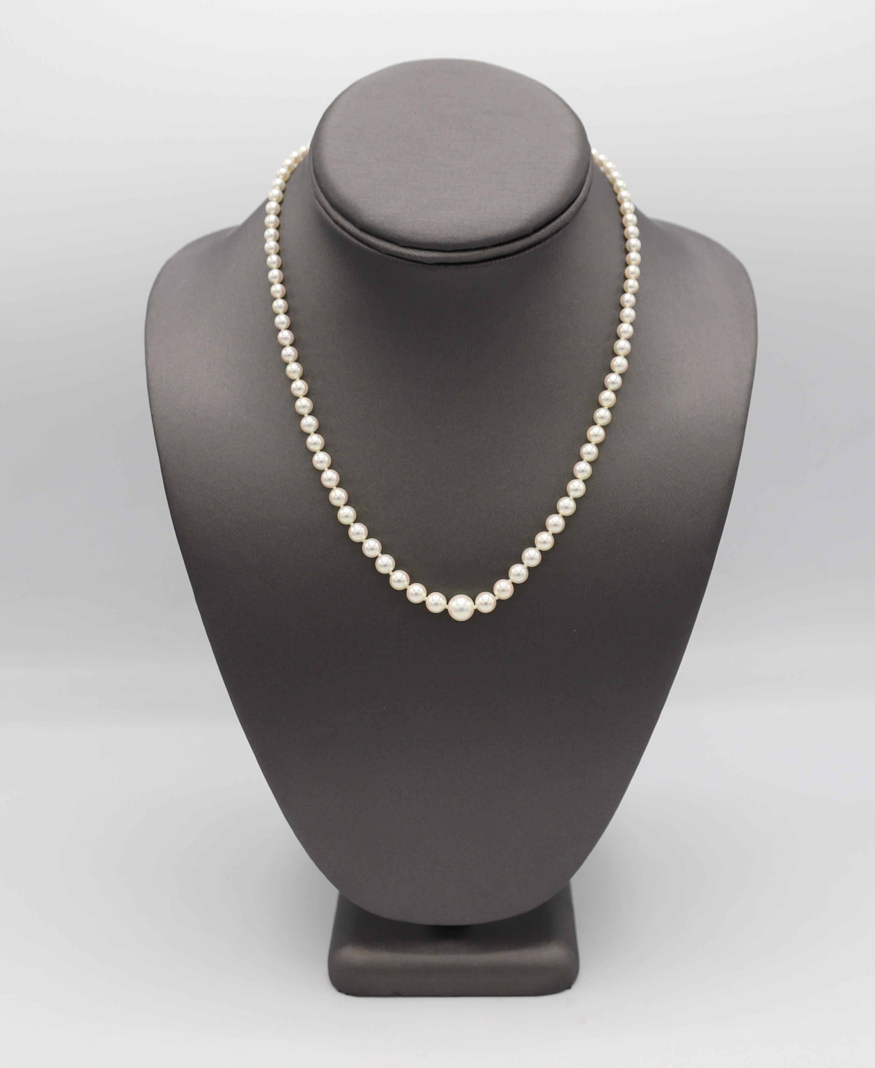 Mikimoto Akoya Zuchtperlenkette mit 18 Karat Goldverschluss und Box im Angebot 1