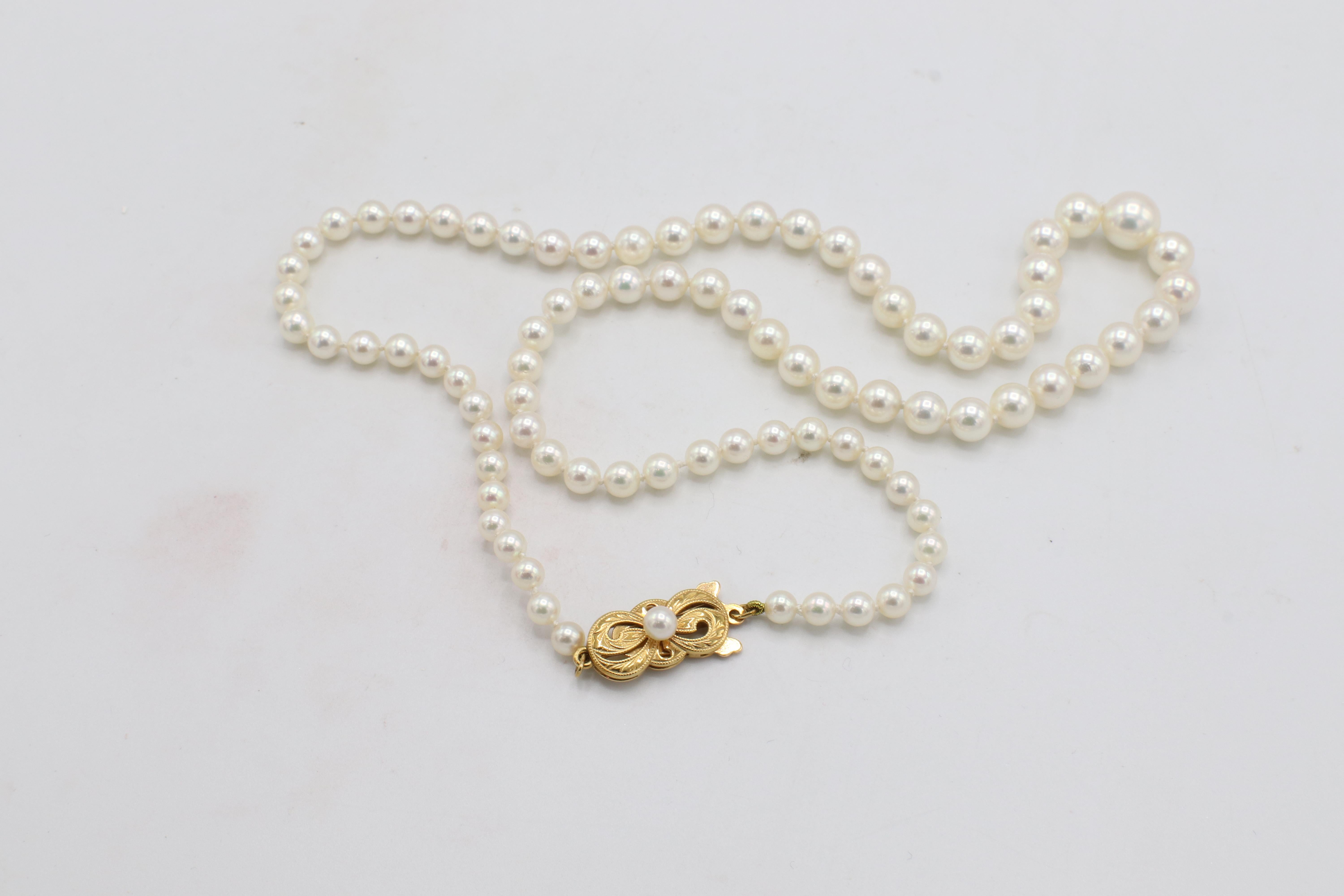 Mikimoto Akoya Zuchtperlenkette mit 18 Karat Goldverschluss und Box im Angebot 3