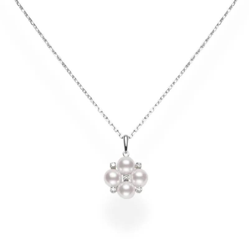 This pendant features 5mm Akoya cultured pearls with 0.07cttw diamonds set in 18K white gold.
A+
MPQ10086ADXW
