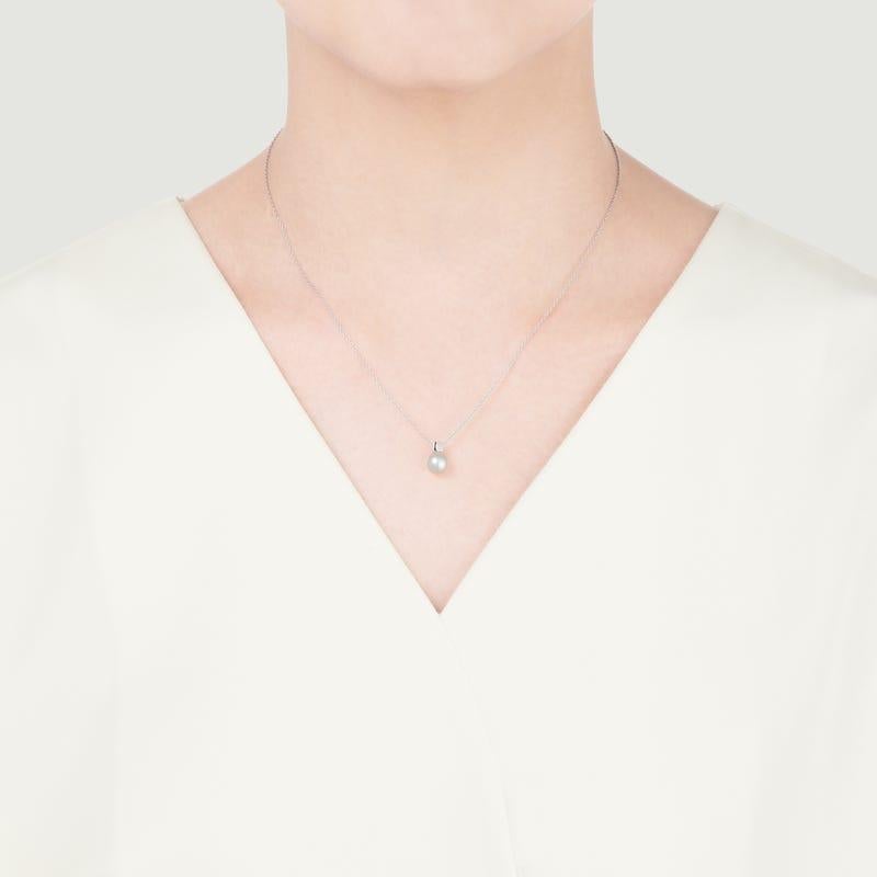 Ce pendentif présente une perle de culture Akoya de 7 mm sertie dans de l'or blanc 18 carats.

SKU : MPQ10146AXXW
Pierres précieuses : Perle de culture Akoya A+
Type de métal : Or blanc 18K
Longueur : 16
