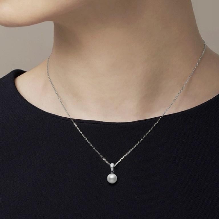 Ce pendentif présente une perle de culture Akoya sertie dans de l'or blanc 18 carats.

- Perle de culture Akoya
- 7.5-8mm
- Or blanc 18k
- PPS751W