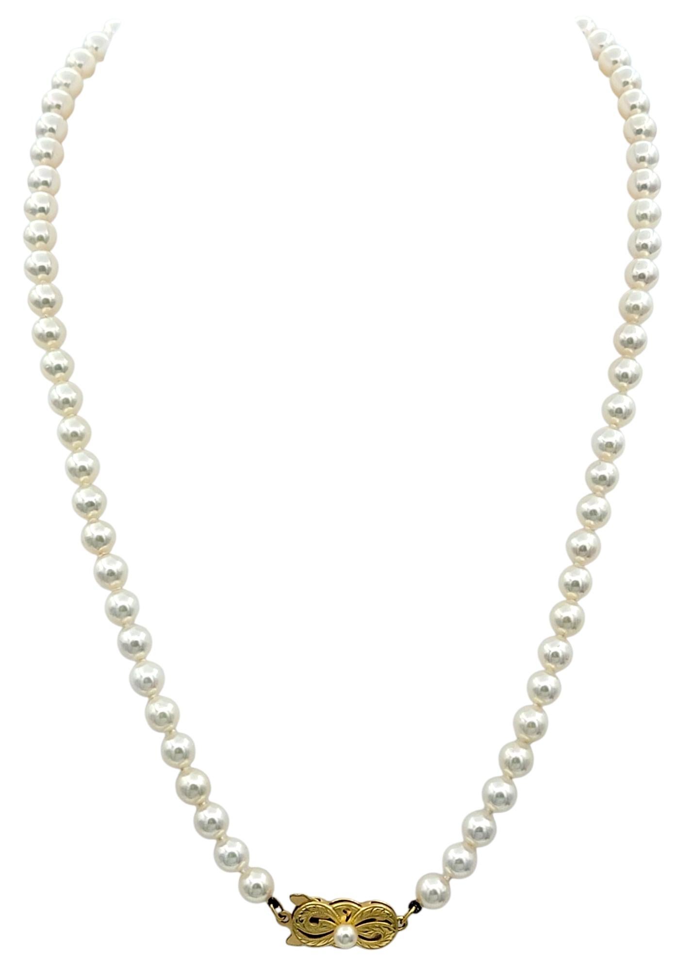 Questa collana di perle coltivate Mikimoto Akoya presenta perle bianche luminose infilate in un classico filo singolo da 18 pollici. Le perle rotonde da 5,5 a 6 mm sono delicatamente graduate e conducono a una chiusura in oro giallo 18 carati che