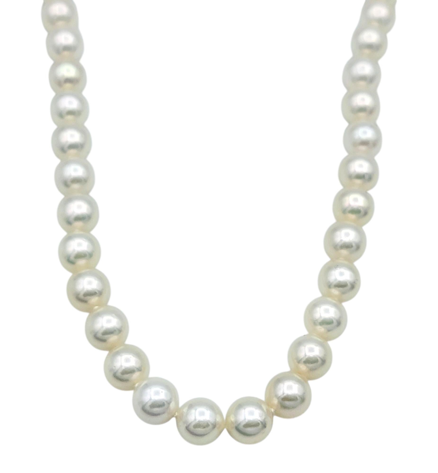 Contemporaneo Collana di fili di perle coltivate Akoya di Mikimoto con chiusura in oro giallo 18 carati in vendita