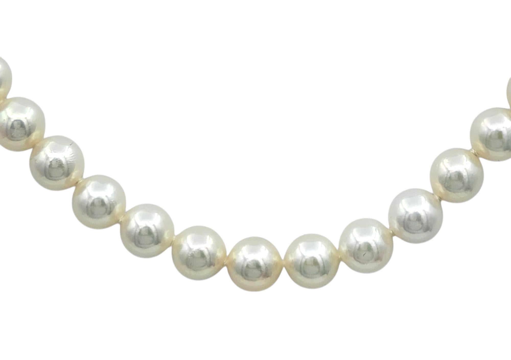 Taglio rotondo Collana di fili di perle coltivate Akoya di Mikimoto con chiusura in oro giallo 18 carati in vendita