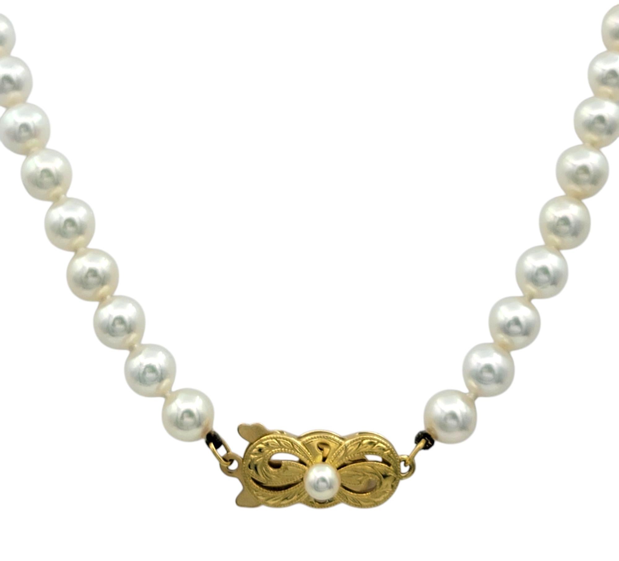Collana di fili di perle coltivate Akoya di Mikimoto con chiusura in oro giallo 18 carati In condizioni buone in vendita a Scottsdale, AZ