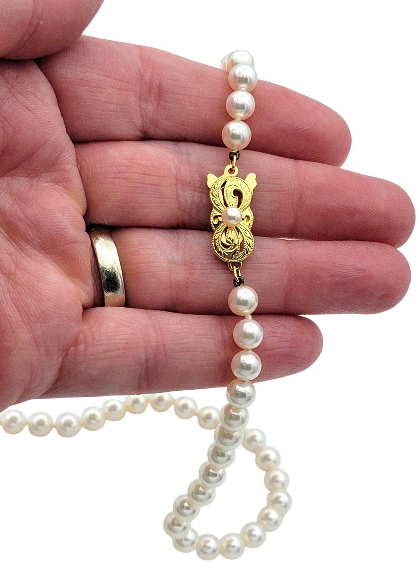 Collana di fili di perle coltivate Akoya di Mikimoto con chiusura in oro giallo 18 carati in vendita 2