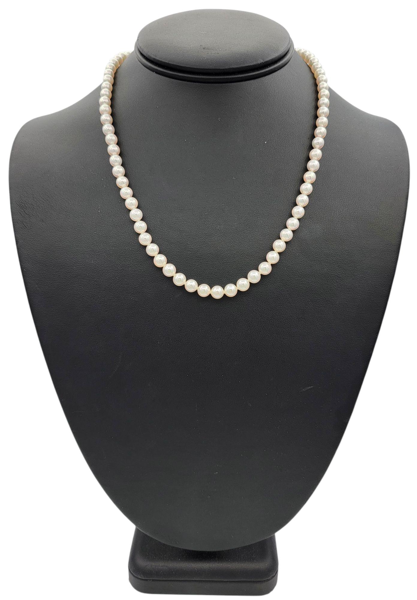 Collana di fili di perle coltivate Akoya di Mikimoto con chiusura in oro giallo 18 carati in vendita 3