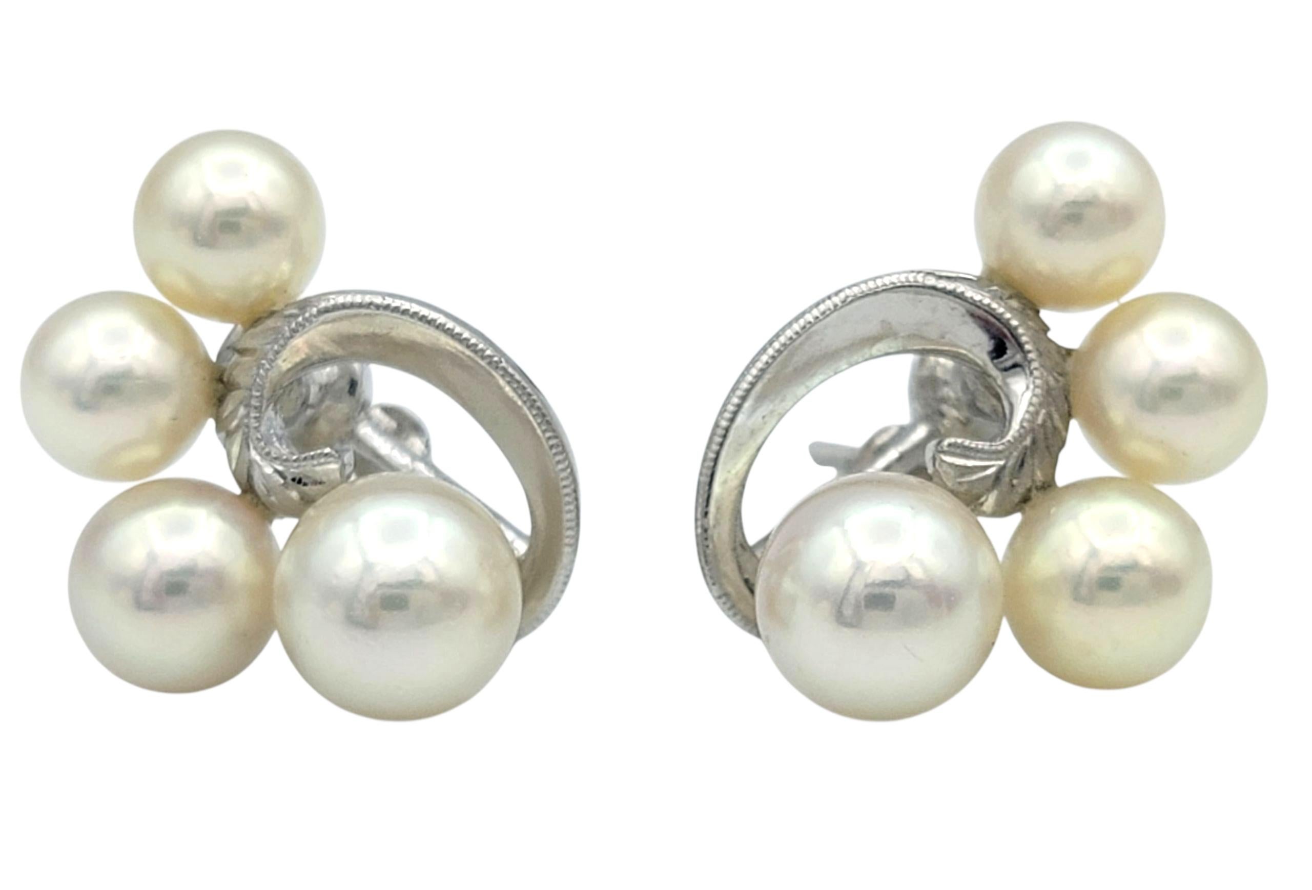 Ces boucles d'oreilles Mikimoto sont réalisées en or blanc 18 carats et conçues avec un tourbillon gracieux qui met en valeur des grappes de perles de culture Akoya lumineuses. Chaque boucle d'oreille comporte quatre perles disposées en cascade,