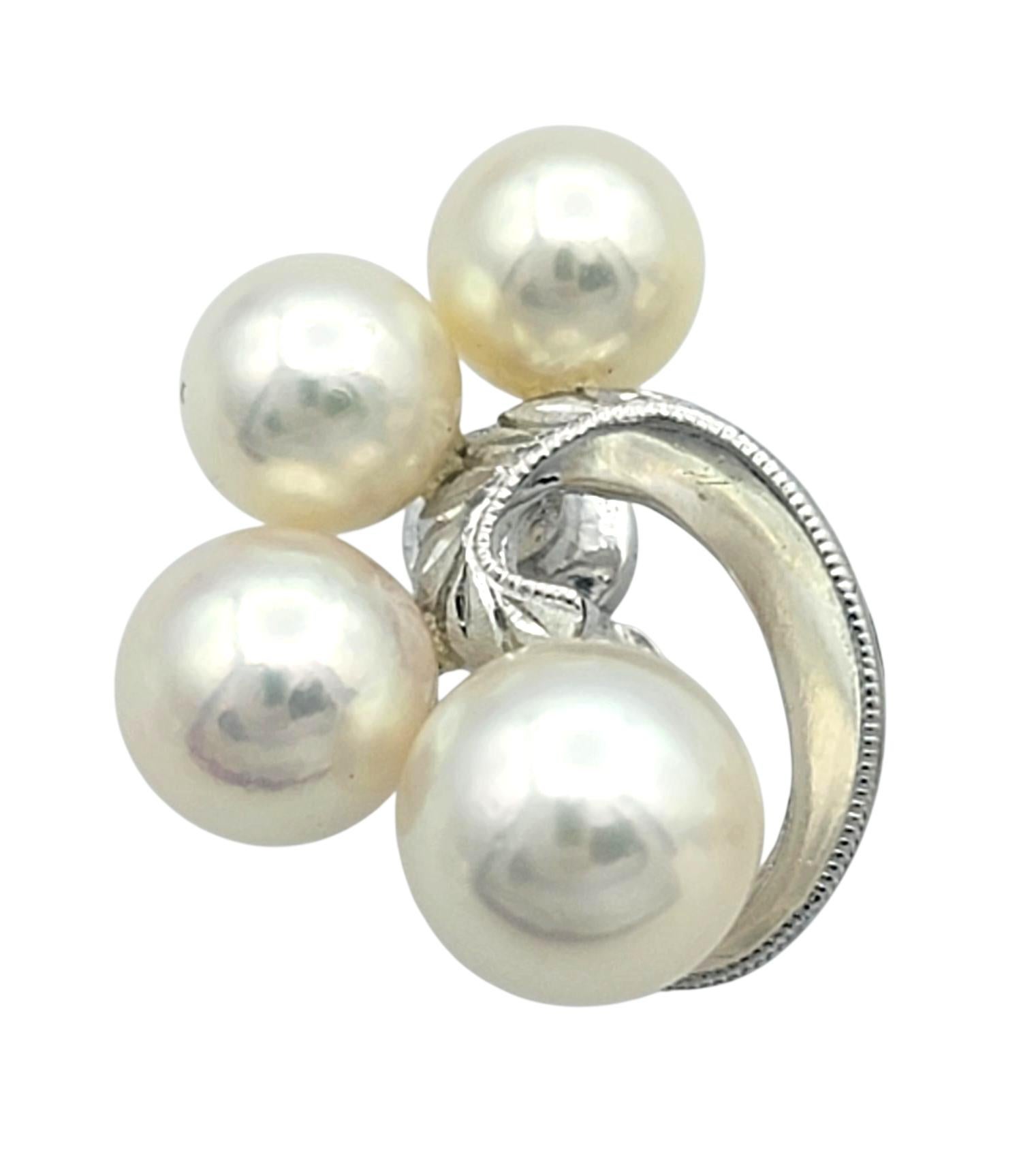 Contemporain Mikimoto - Boucles d'oreilles en or blanc 18 carats avec motif en forme de tourbillon de perles de culture d'Akoya en vente
