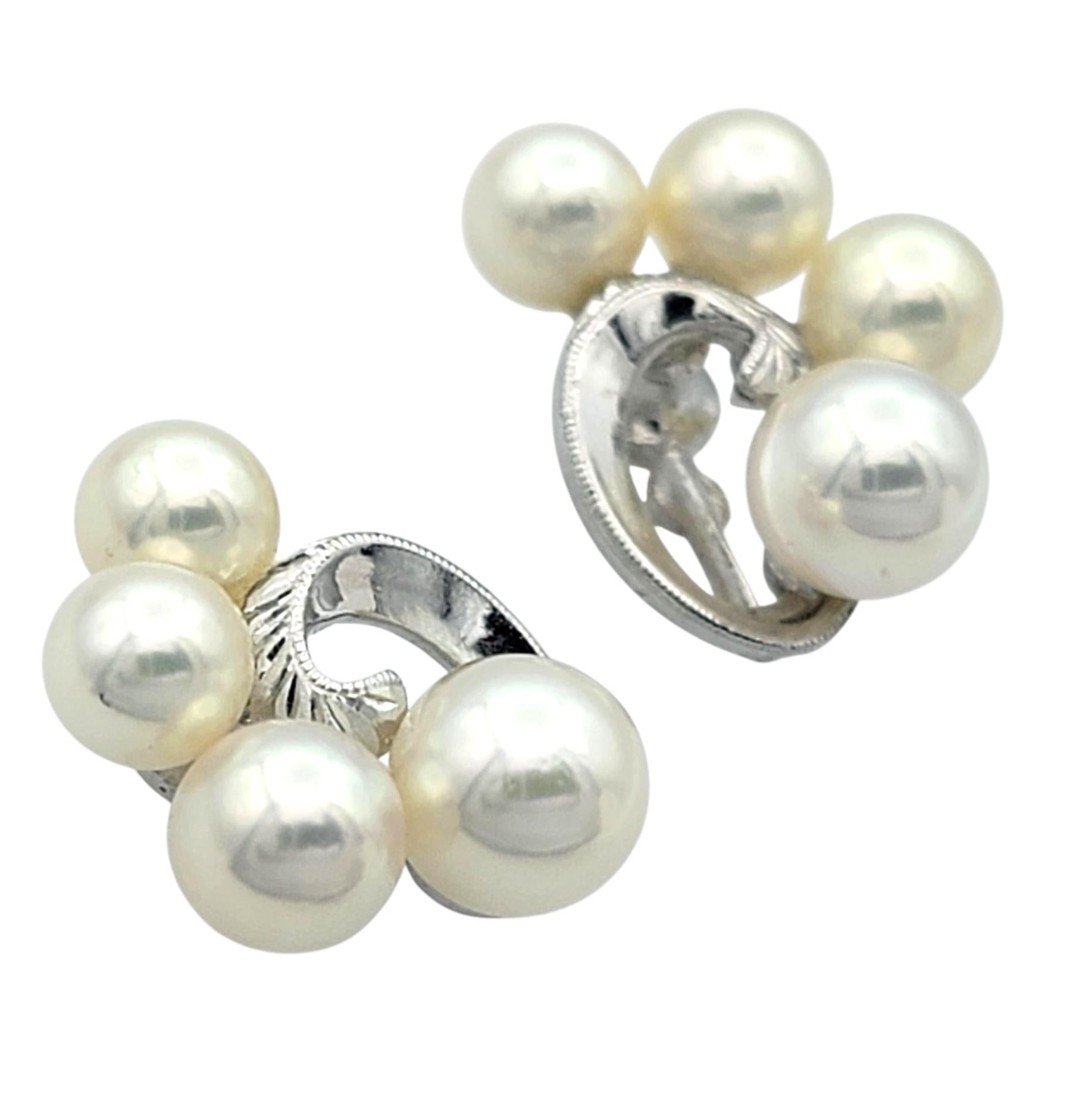 Taille ronde Mikimoto - Boucles d'oreilles en or blanc 18 carats avec motif en forme de tourbillon de perles de culture d'Akoya en vente