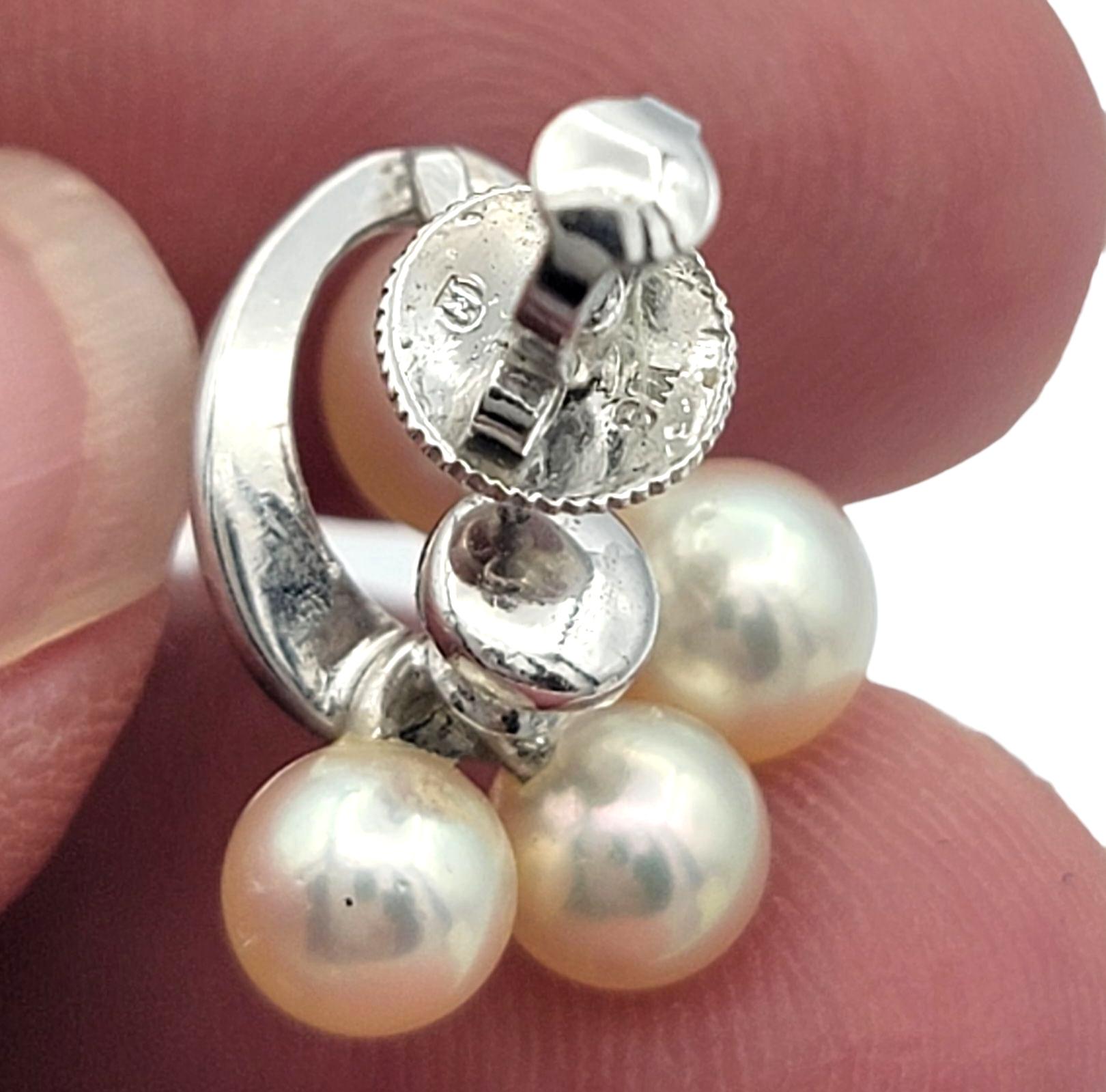 Mikimoto - Boucles d'oreilles en or blanc 18 carats avec motif en forme de tourbillon de perles de culture d'Akoya en vente 3