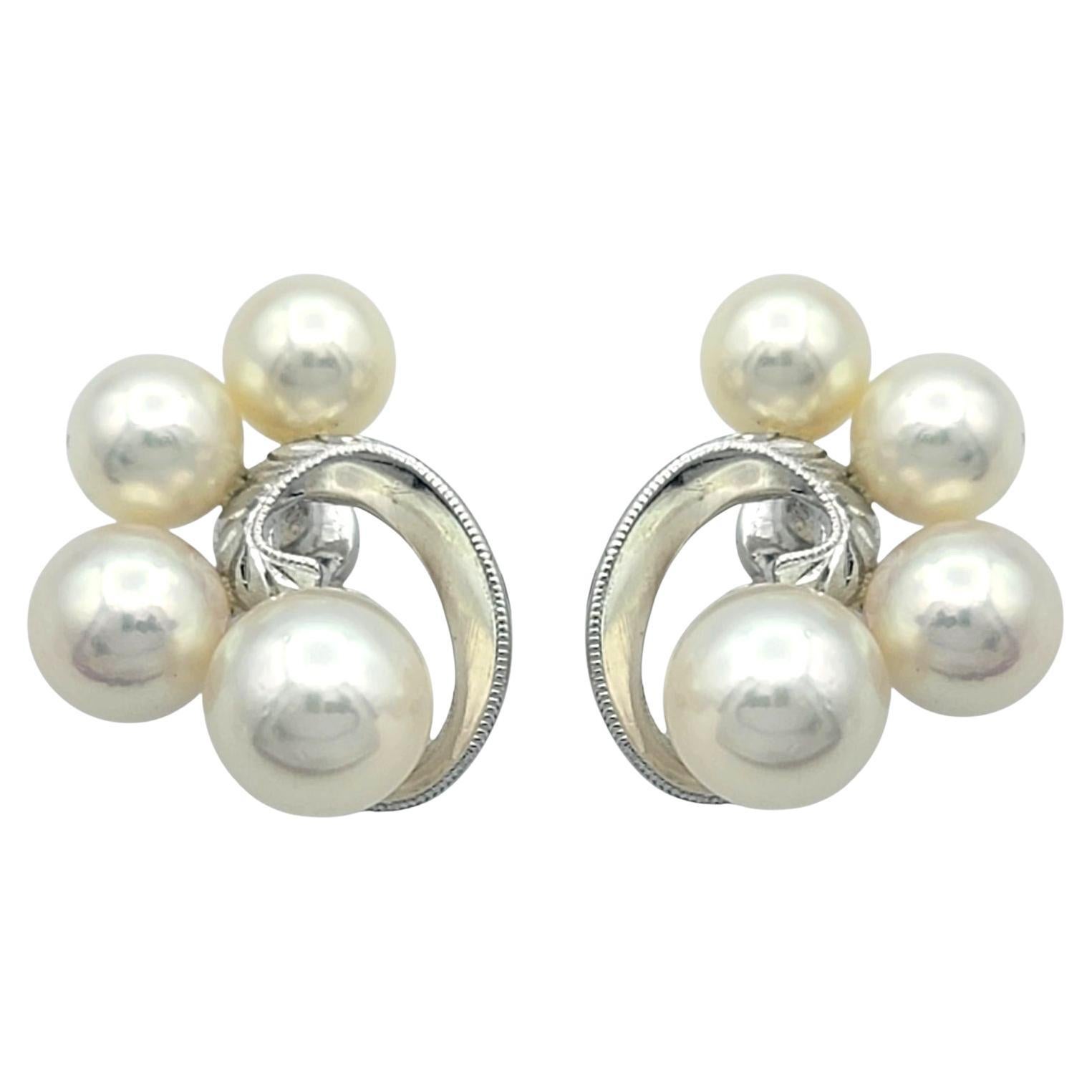 Orecchini con perle di coltura Mikimoto Akoya con motivo a vortice in oro bianco 18 carati