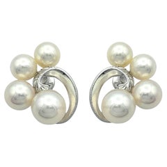 Orecchini con perle di coltura Mikimoto Akoya con motivo a vortice in oro bianco 18 carati