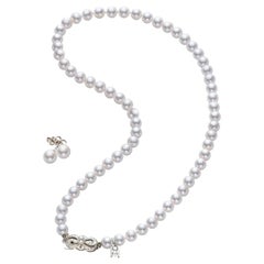 Set de regalo de dos piezas de perlas cultivadas Akoya Mikimoto UN70118VS1W2