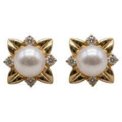 Orecchini a bottone floreali Mikimoto con perla Akoya e diamanti, in oro giallo 18 carati