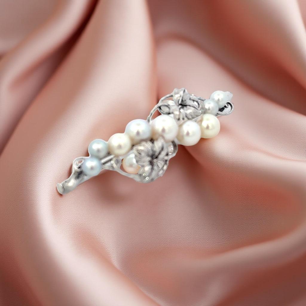 Autentica spilla di perle Akoya di Mikimoto in argento Sterling 6,8 mm Estate 8 Grammi M443

Questa elegante spilla in argento Sterling Authentic Mikimoto Estate ha 9 perle coltivate Akoya d'acqua salata di dimensioni comprese tra 4,67 e 6,8 mm e un