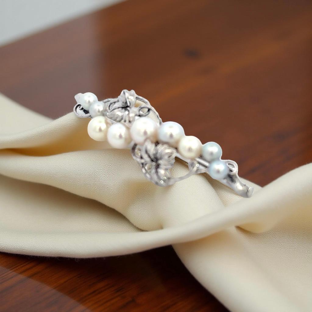 Spilla di perle Akoya di Mikimoto in argento Sterling 6,8 mm Estate 8 Grammi In condizioni buone in vendita a Brooklyn, NY