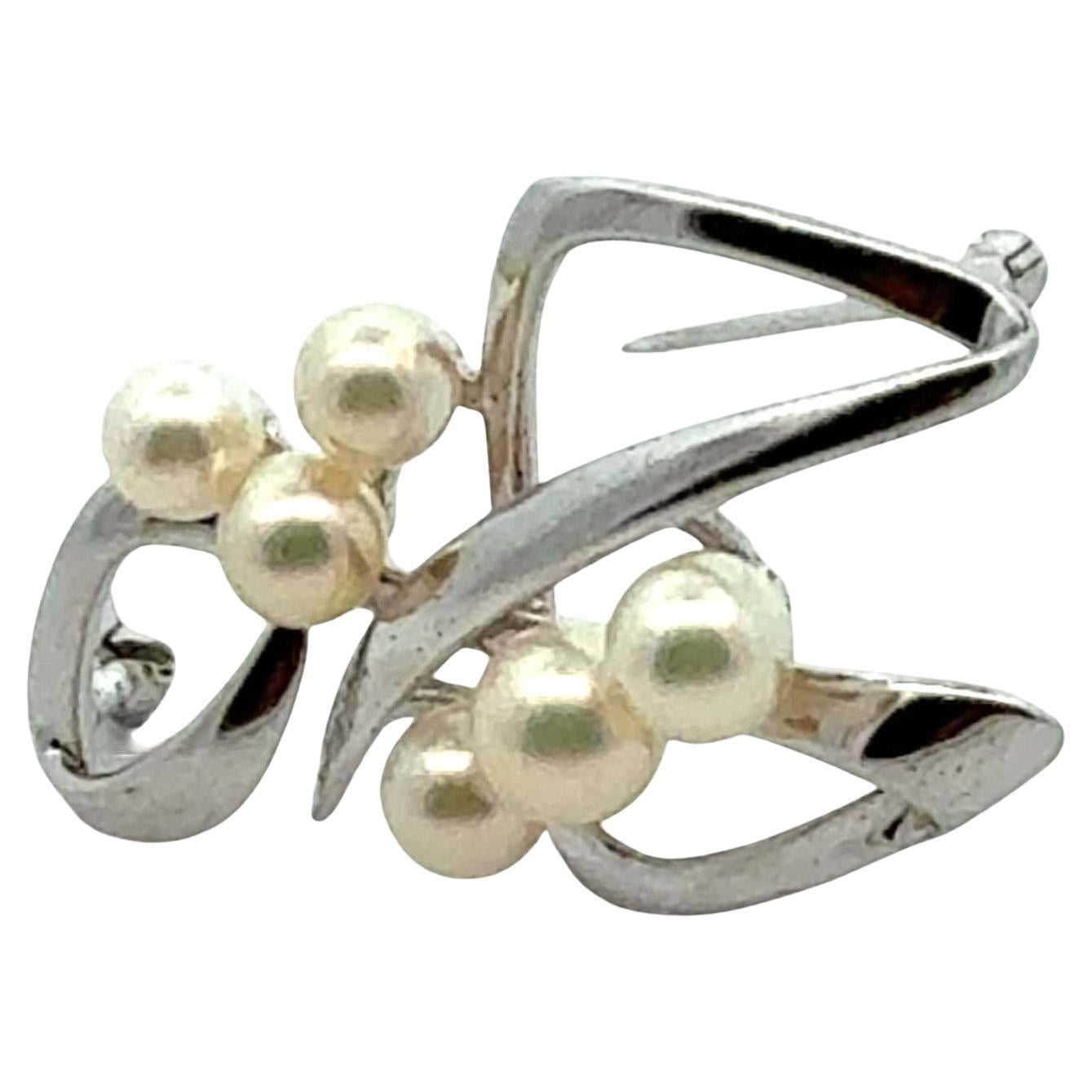 Spilla di perle Akoya di Mikimoto in argento sterling Estate in vendita