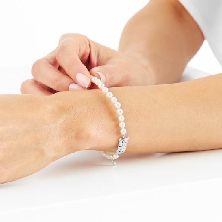 A beautiful Akoya cultured pearl bracelet with Mikimoto signature clasp, set in 18 carat white gold. The bracelet is 7 inches long with 5.5 X 5mm pearls.

Model No.: U55707
Pearl Quality: A1
Pearl Type: Akoya Pearl
Category: Bracelets
Brand: