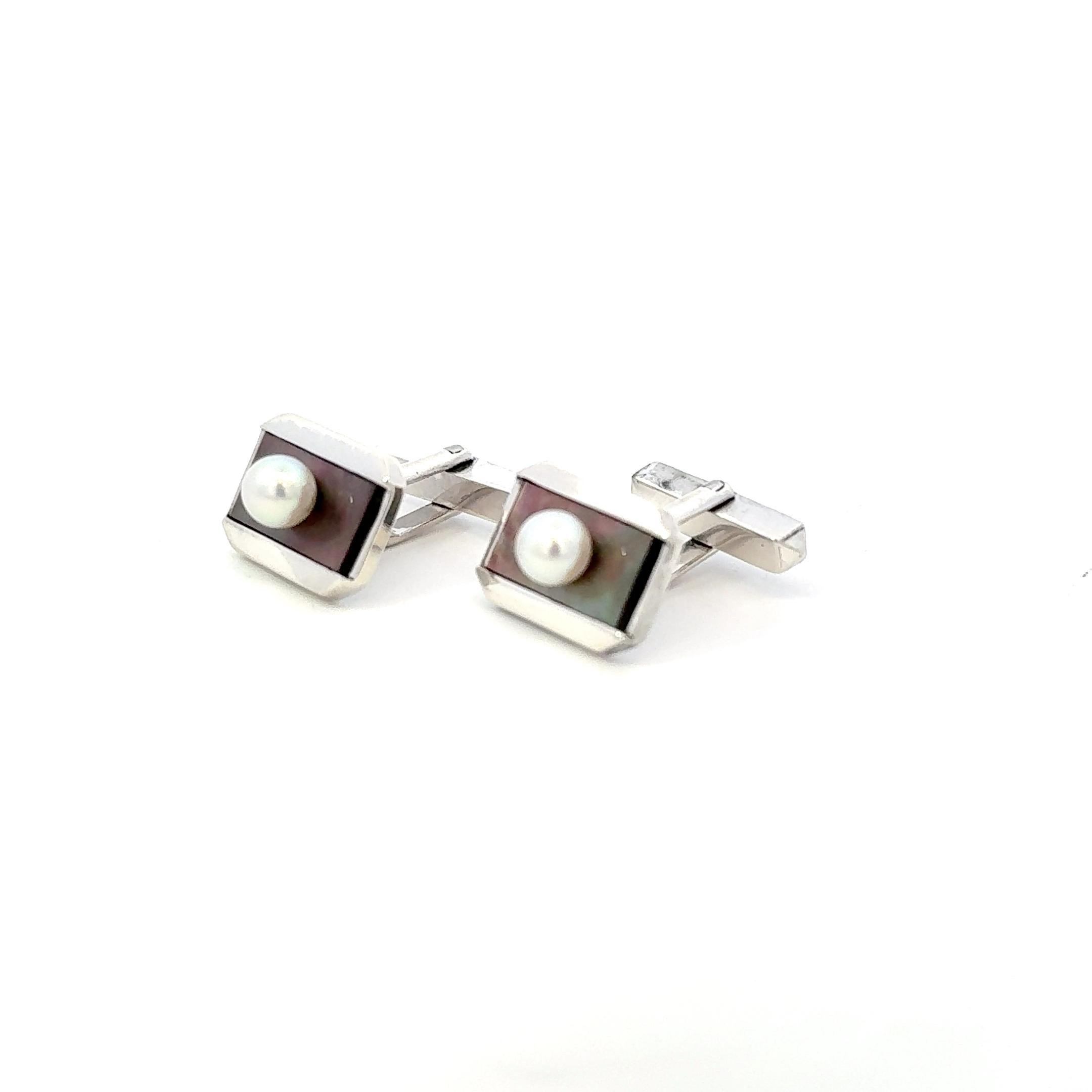 Authentique Mikimoto Akoya Pearl Cufflinks 6 mm Sterling Silver Estate M446

Ces élégants boutons de manchette authentiques en perles d'Akoya du domaine de Mikimoto sont en argent sterling et contiennent 2 perles de culture d'Akoya d'une taille de 6