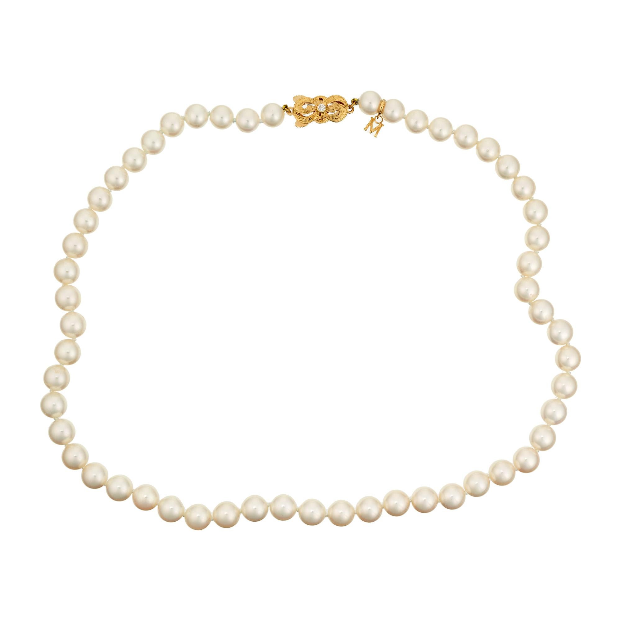 Entdecken Sie den Inbegriff von Eleganz und Luxus mit dieser Mikimoto Akoya Perlenkette aus Gelbgold. Dieses exquisite Stück verkörpert zeitlose Schönheit, mit glänzenden 54 Akoya-Perlen der Qualität AAA bis AA+, die wie das Mondlicht auf einem