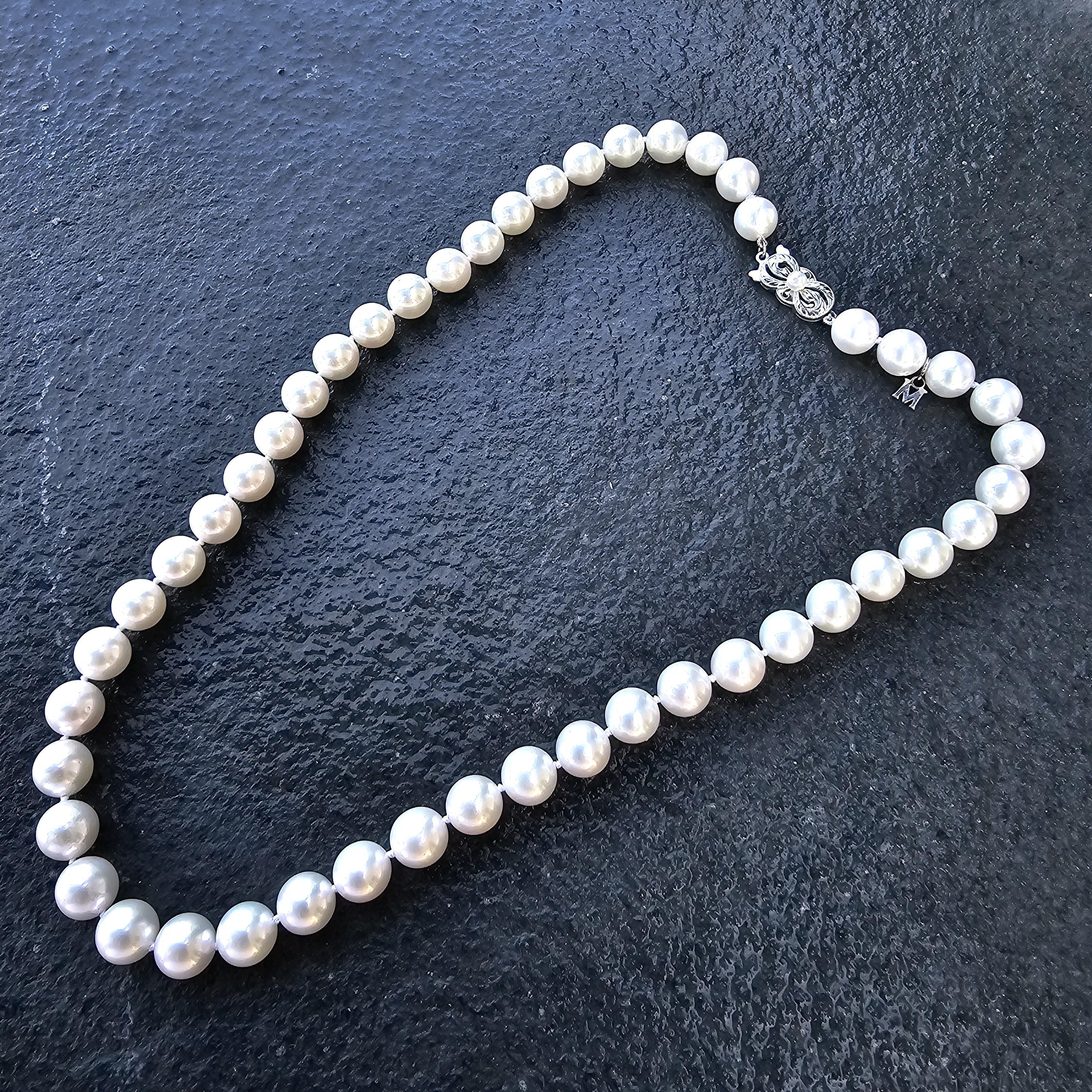 Mejora tu colección con este exquisito collar de perlas Mikimoto. El collar exhibe lustrosas perlas, cada una de ellas meticulosamente ensartada para crear una pieza de elegancia atemporal. Elaborada con oro blanco de 18 quilates, ofrece un toque