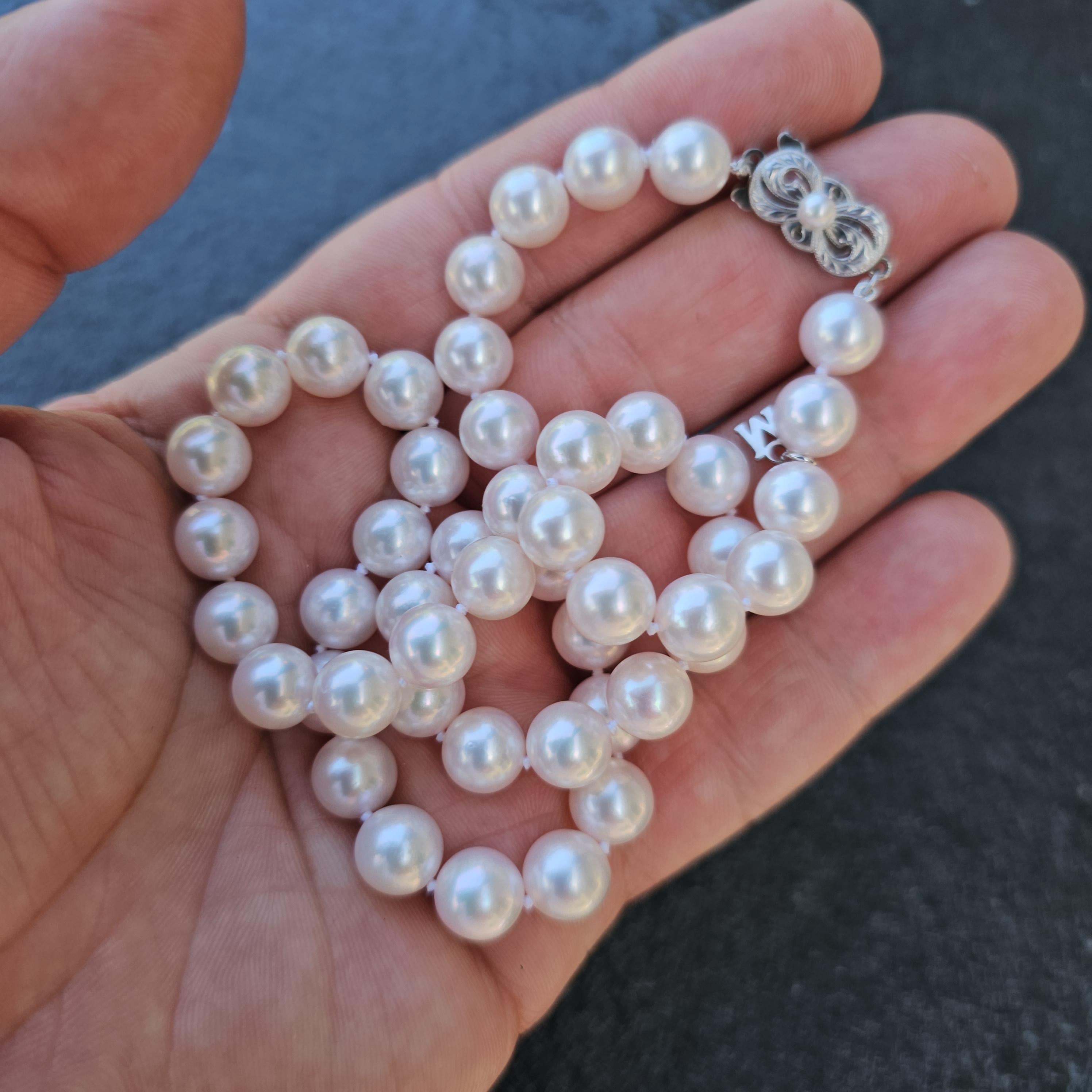 Mikimoto Collar de hilos de perlas Akoya Cierre de oro blanco de 18 quilates 8,5 mm a 9 mm 18 pulgadas Cuenta en venta