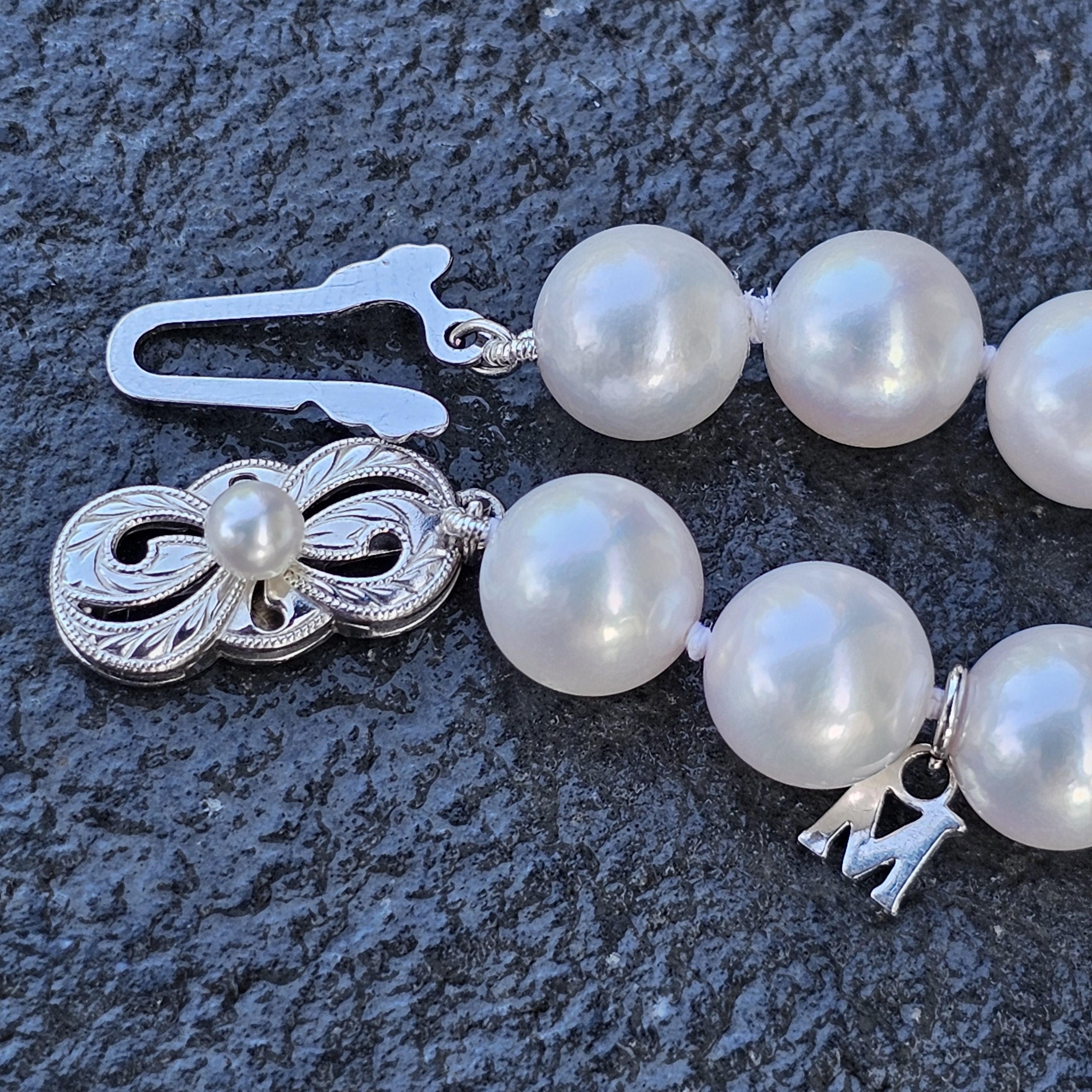 Mikimoto Collar de hilos de perlas Akoya Cierre de oro blanco de 18 quilates 8,5 mm a 9 mm 18 pulgadas en Bueno estado para la venta en Northbrook, IL
