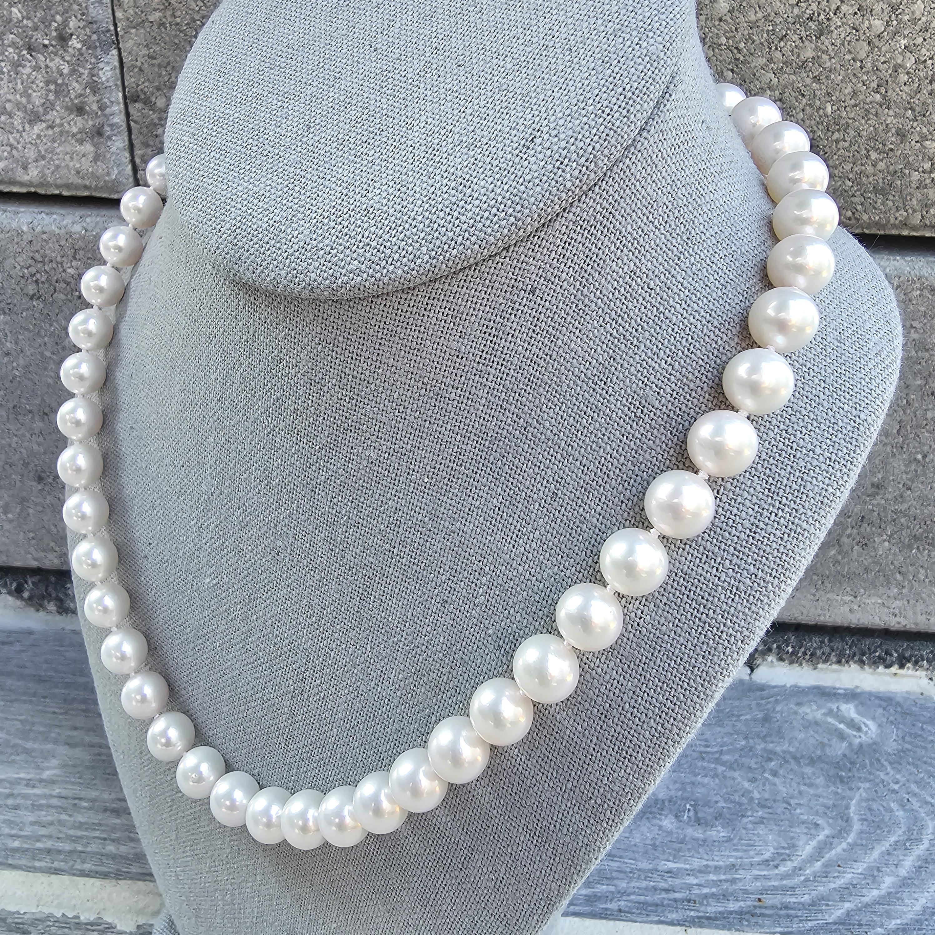 Mikimoto Collar de hilos de perlas Akoya Cierre de oro blanco de 18 quilates 8,5 mm a 9 mm 18 pulgadas en venta 2