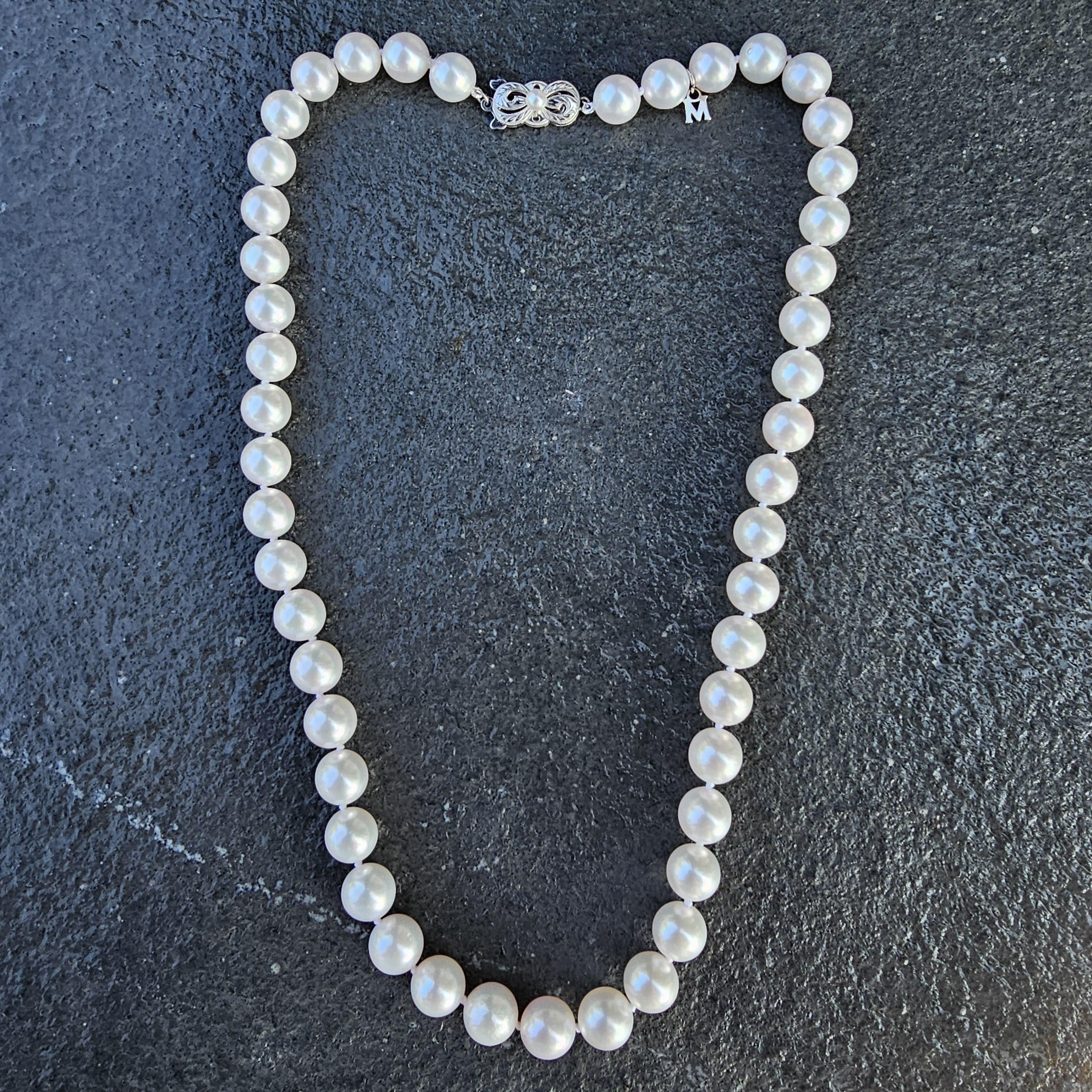 Mikimoto Collar de hilos de perlas Akoya Cierre de oro blanco de 18 quilates 8,5 mm a 9 mm 18 pulgadas en venta 3