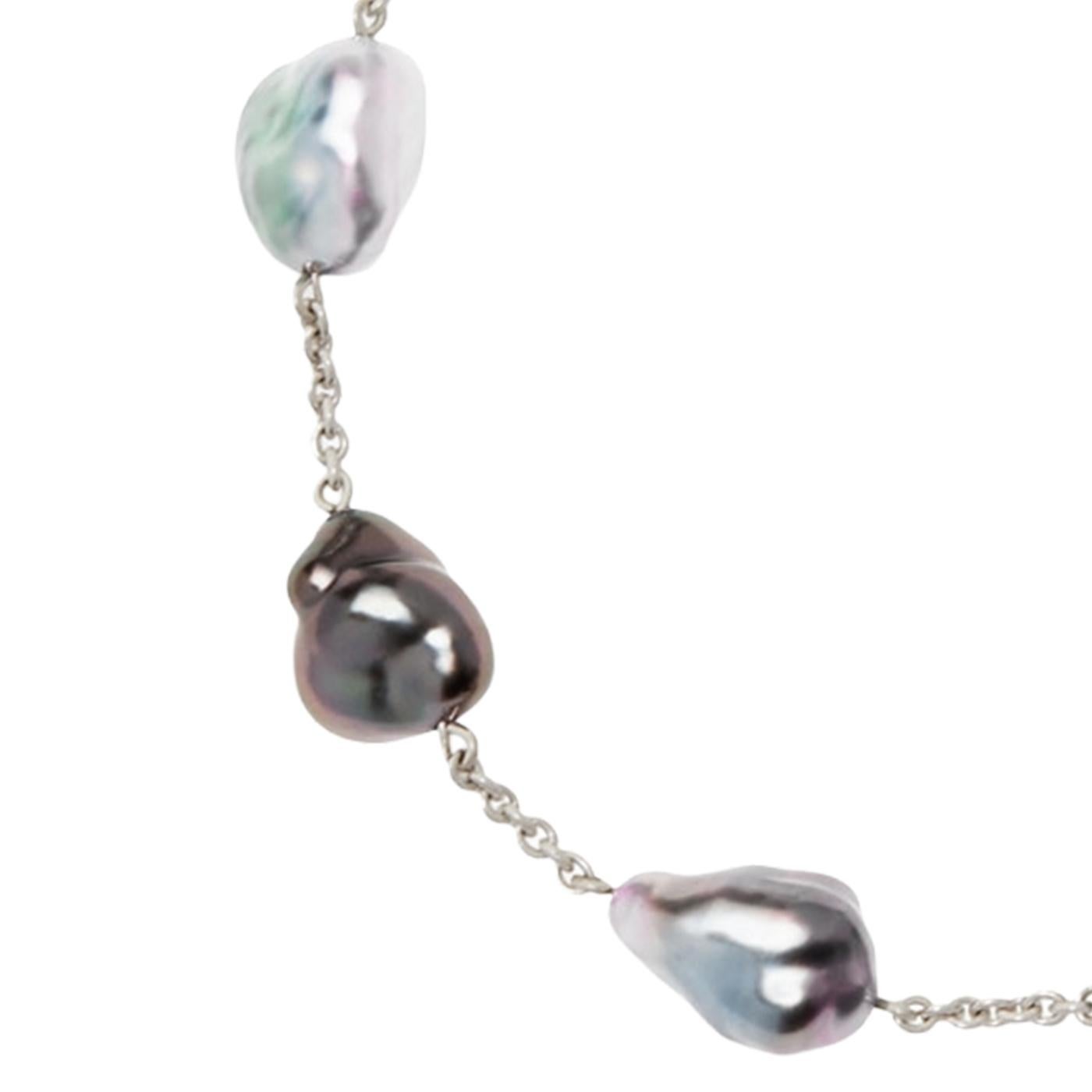 Pulsera de cadena y perlas de la colección Mikimoto Barroco, contiene 7 perlas barrocas negras de los Mares del Sur de 8 mm A+ en distintos tonos. Cadena ajustable de 7-7,5 pulgadas con cierre de langosta.

Detalles:
Marca: Mikimoto
Piedra preciosa: