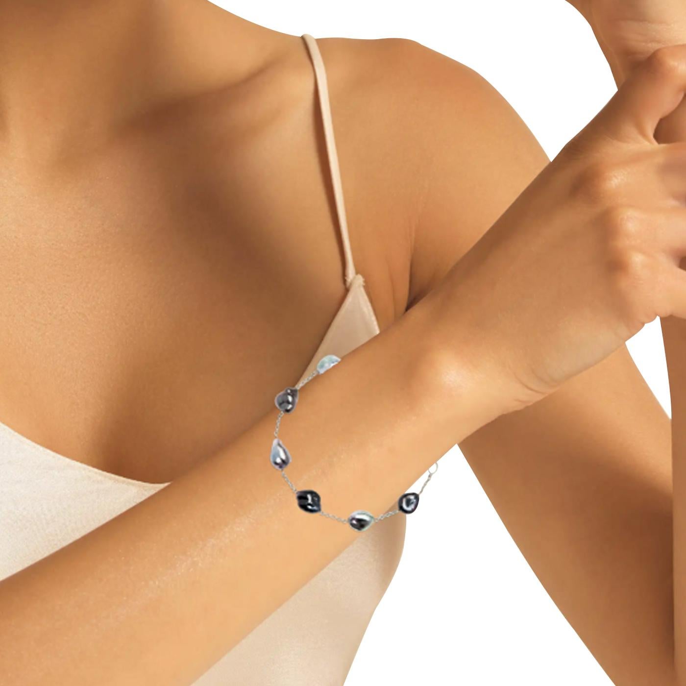 Mikimoto Pulsera barroca de cadena de perlas 7 perlas negras del Mar del Sur Oro blanco de 18 quilates en venta 1