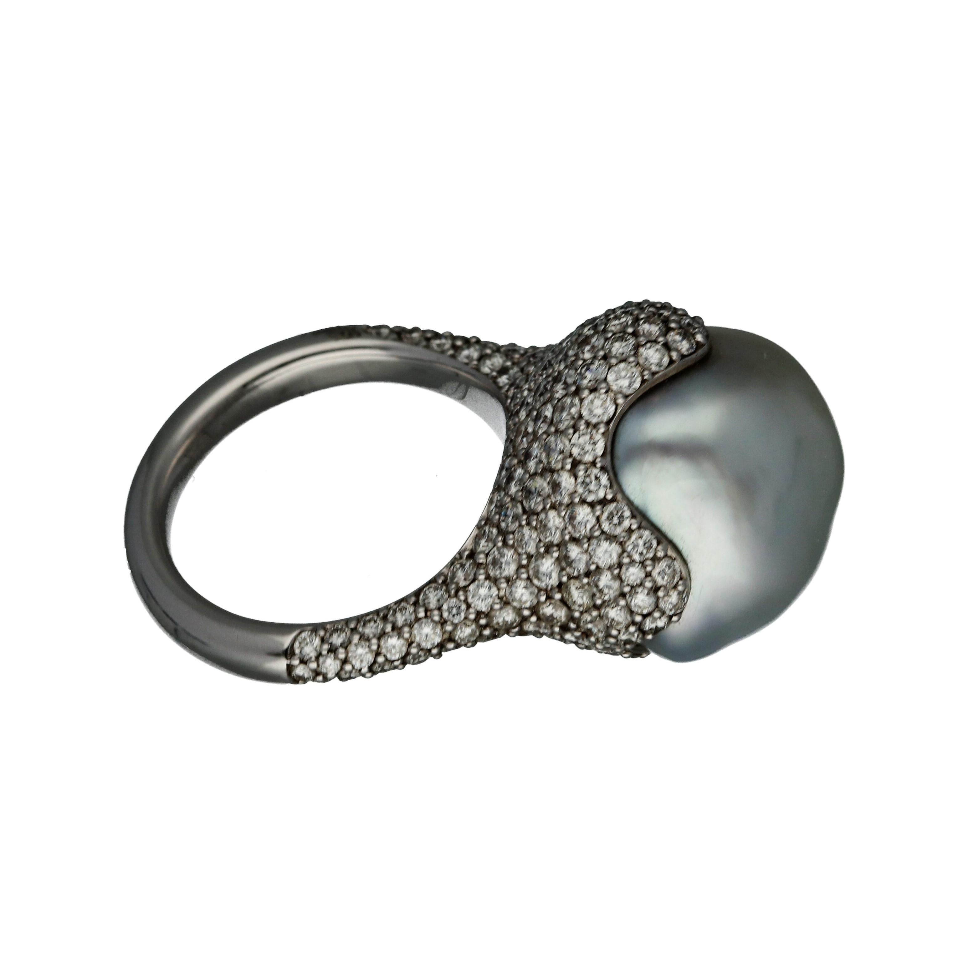 Goldring von Mikimoto, Barock, weiße Südsee-Zuchtperlen und Diamanten im Zustand „Neu“ im Angebot in Andorra la Vella, AD