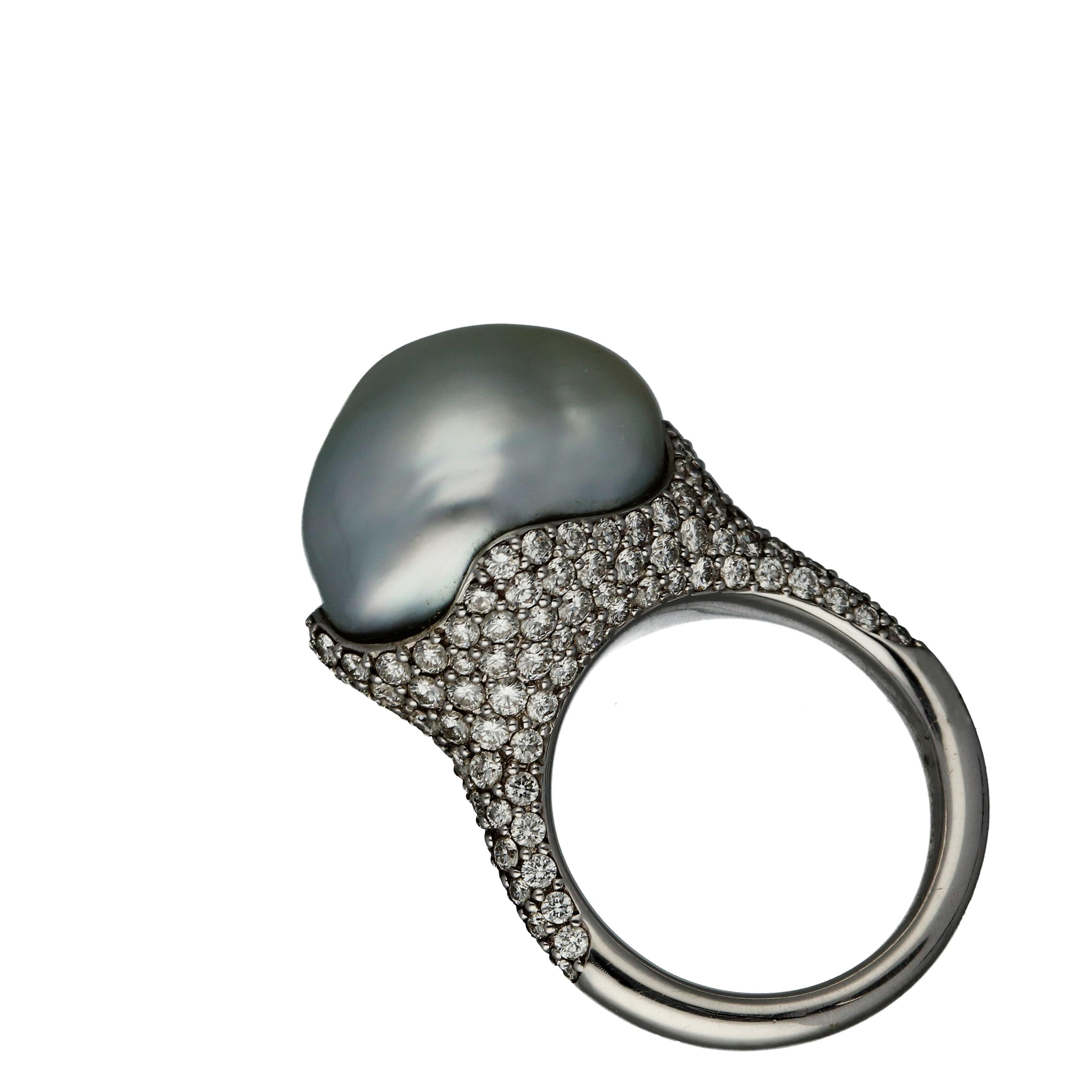Goldring von Mikimoto, Barock, weiße Südsee-Zuchtperlen und Diamanten Damen im Angebot