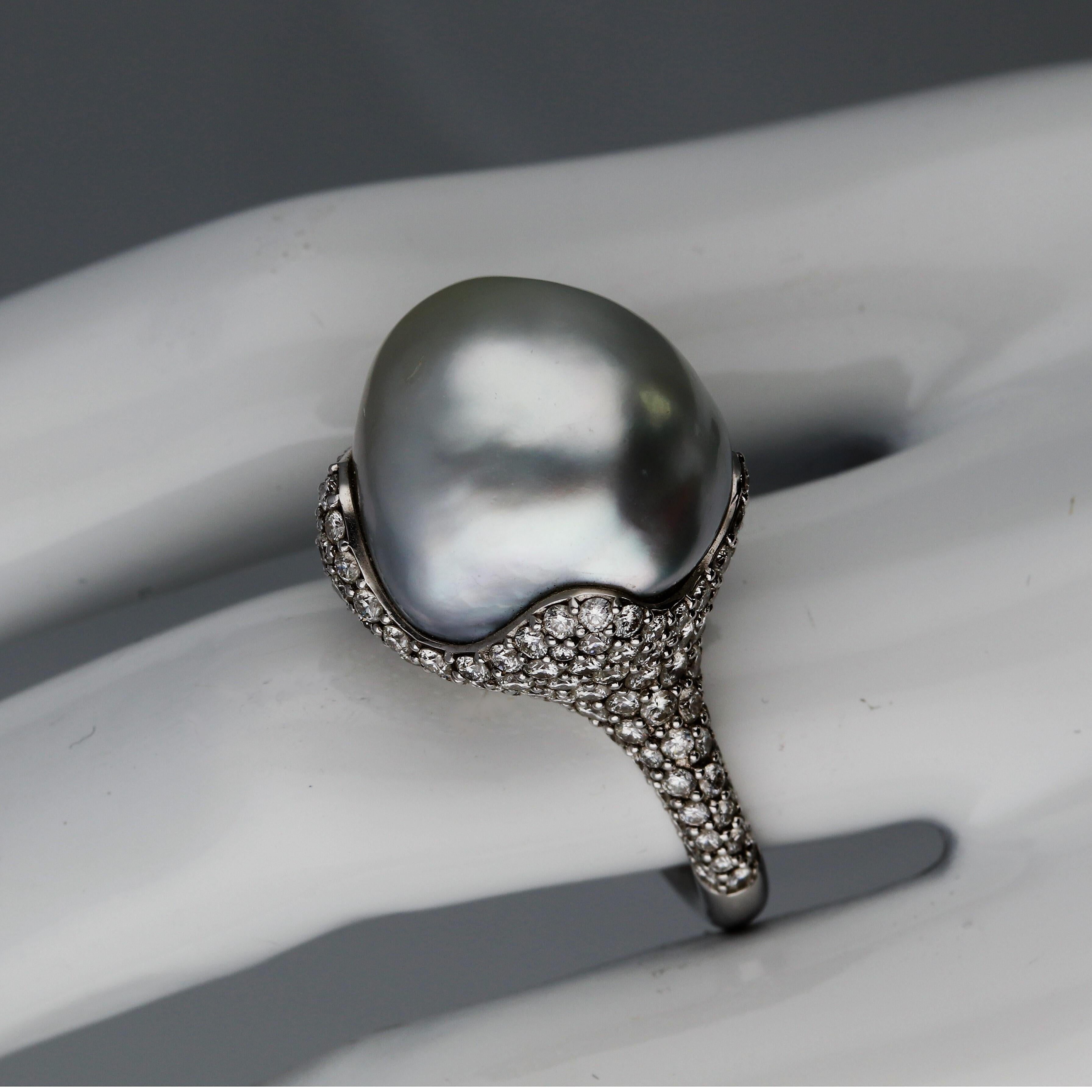 Goldring von Mikimoto, Barock, weiße Südsee-Zuchtperlen und Diamanten im Angebot 1