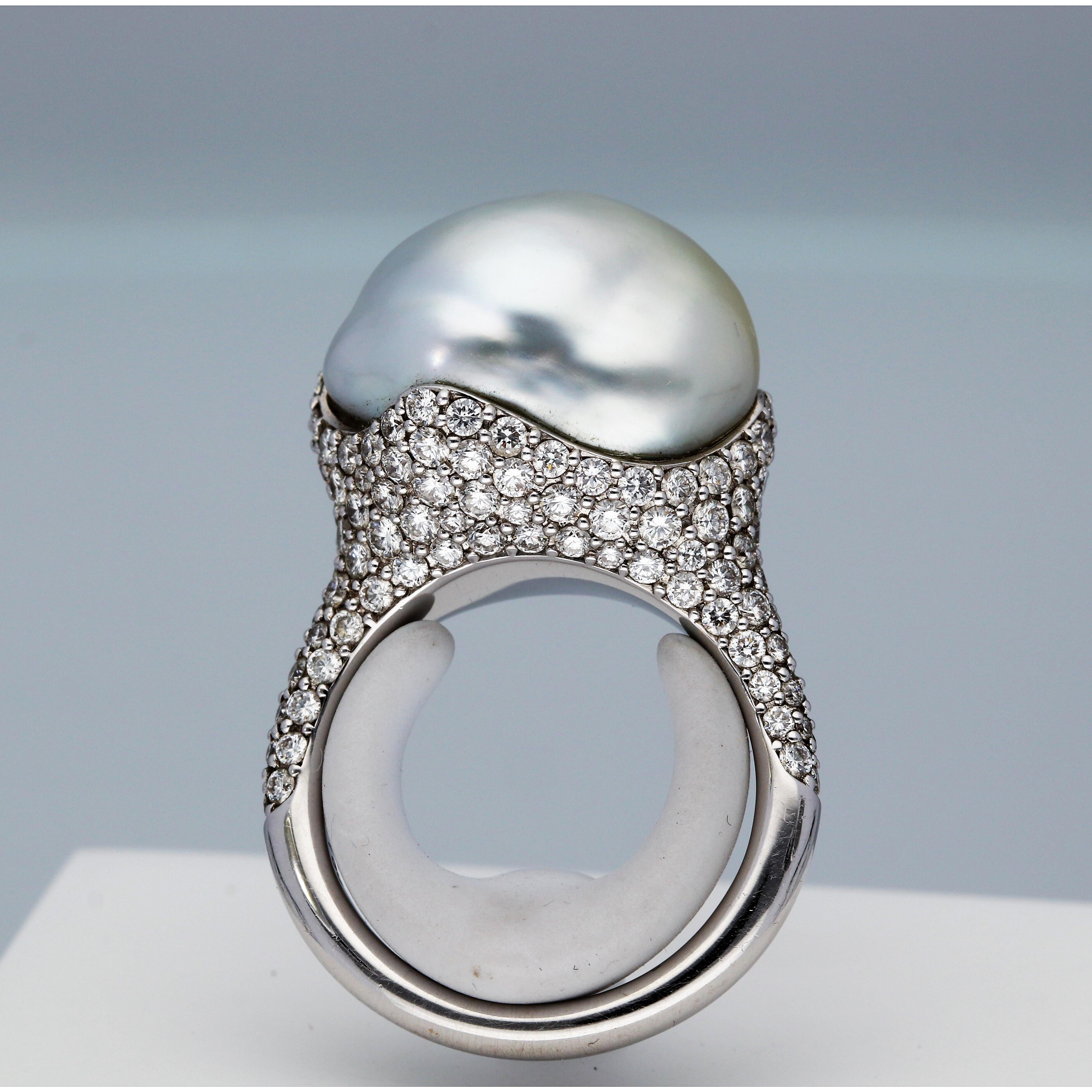 Mikimotos Cocktailring in freier Silhouette aus 18 Karat Weißgold besticht durch eine atemberaubende, barocke weiße Südsee-Keshi-Perle mit einem Durchmesser von 16 mm, die von einem zarten Diamantpavé von 2,81 Karat umgeben ist, das die