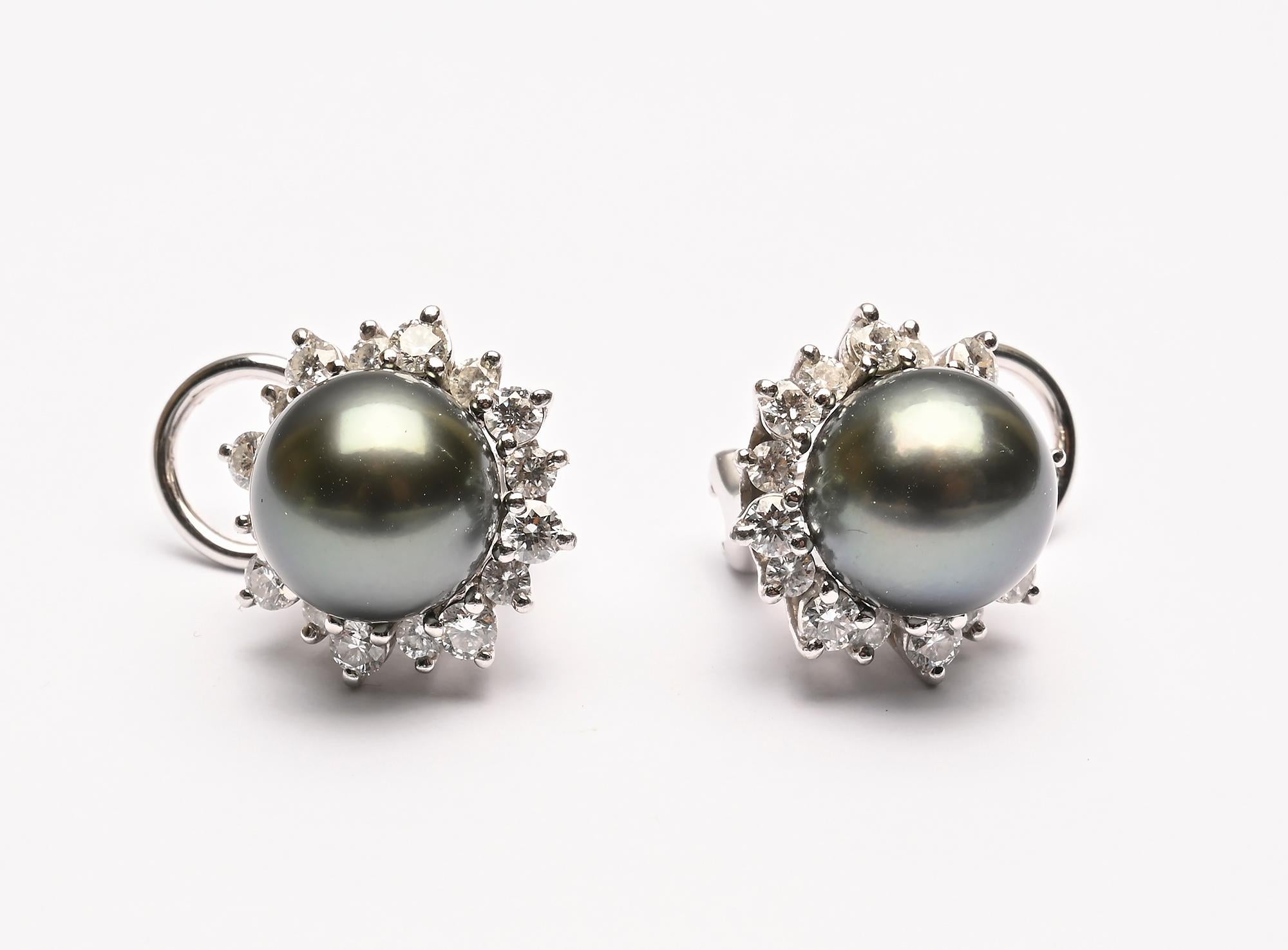 Contemporain Boucles d'oreilles en perles noires et diamants de Mikimoto en vente